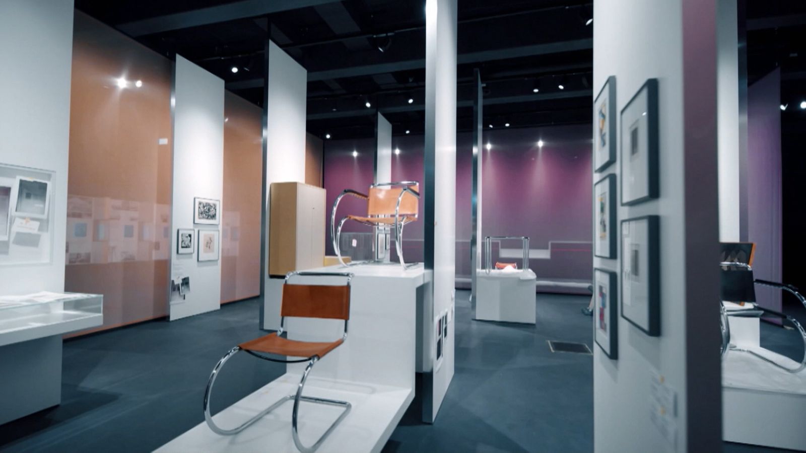 Die Bauhaus Schule In Dessau War Eine Art Kunst Architektur Und Ideologieschmiede In Einem Daraus Ist 1919 Auch Eine Neue Philosphie Des Wohnens Entstanden Die Bis Heute Pragend Ist Heute Nun