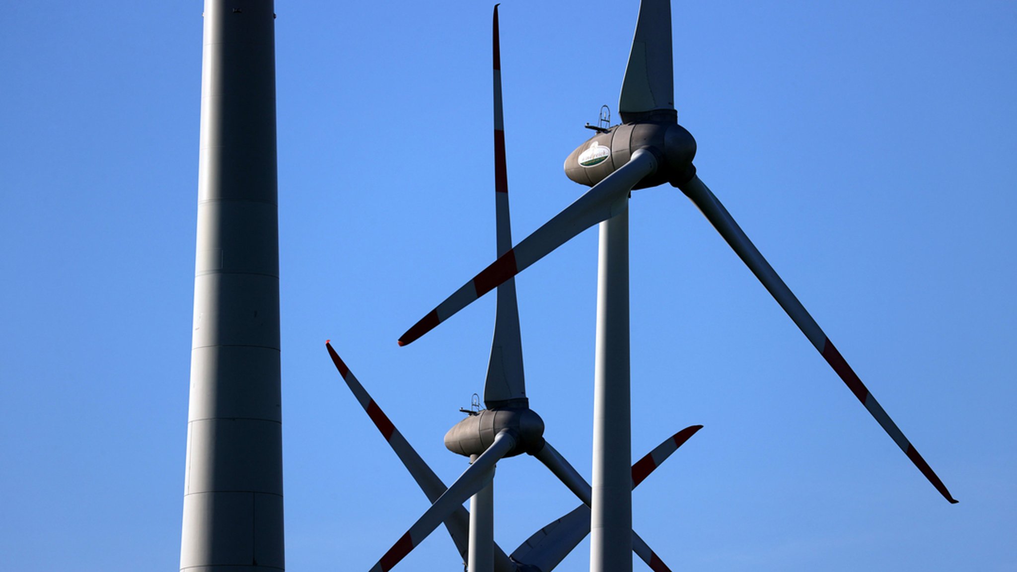 Windräder vor einem blauen Himmel