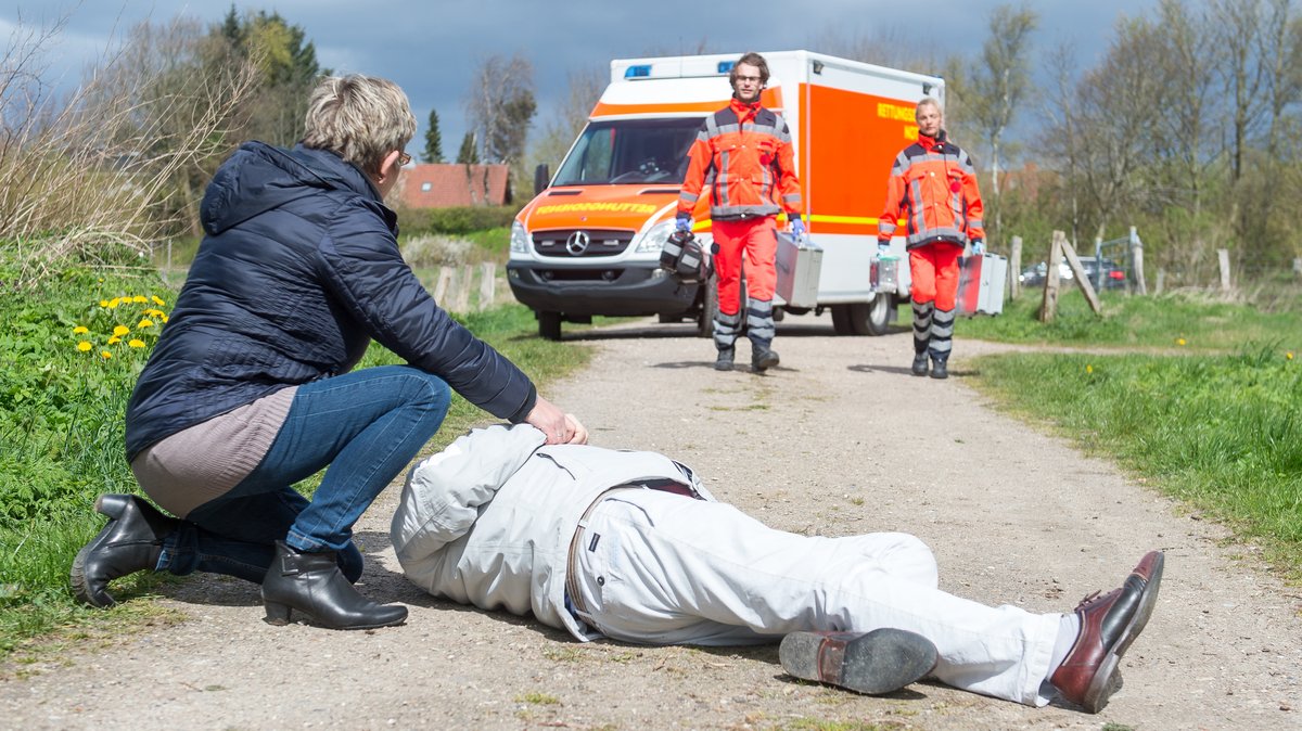 Symbolbild: Eine Frau leistet Erste Hilfe, bis der Rettungsdienst eintrifft.