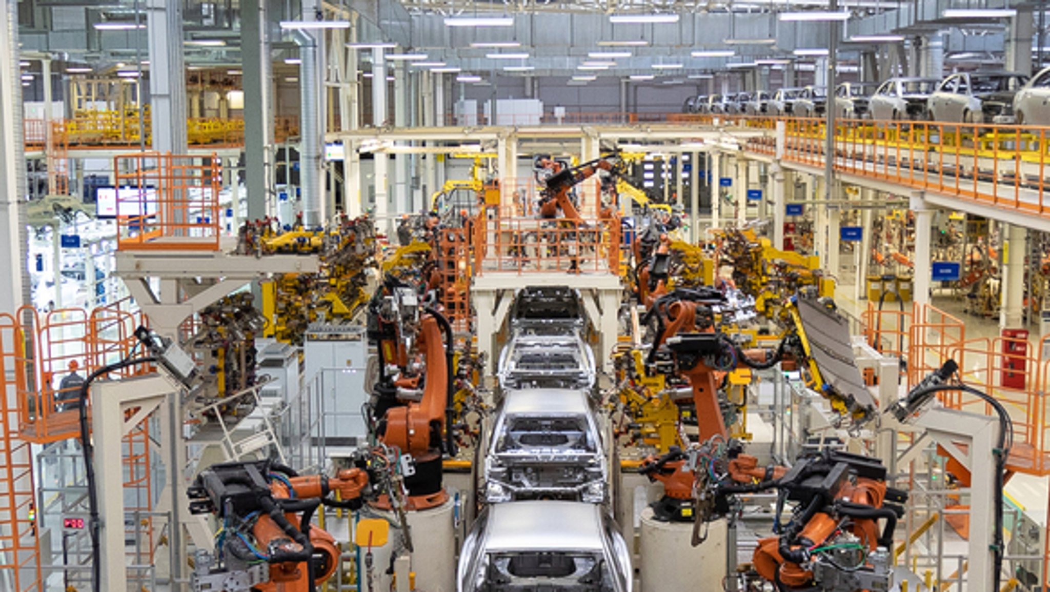 Montageband mit Karosserien bei einem Automobilhersteller. | Bild: stock.adobe.com/Ivan Traimak Montageband mit Karosserien bei einem Automobilhersteller.