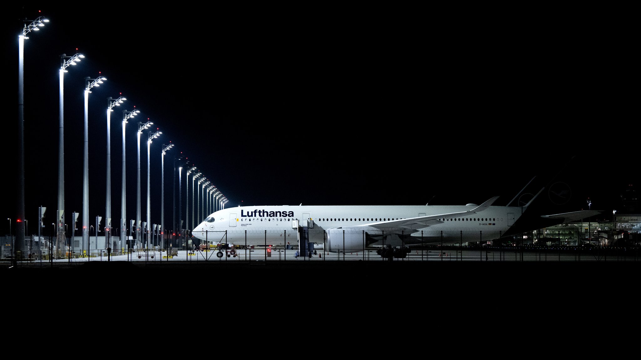 Archivbild: Ein Flugzeug im Dunkeln auf dem Vorfeld am Münchner Flughafen | Bild: picture alliance/dpa | Sven Hoppe Archivbild: Ein Flugzeug im Dunkeln auf dem Vorfeld am Münchner Flughafen
