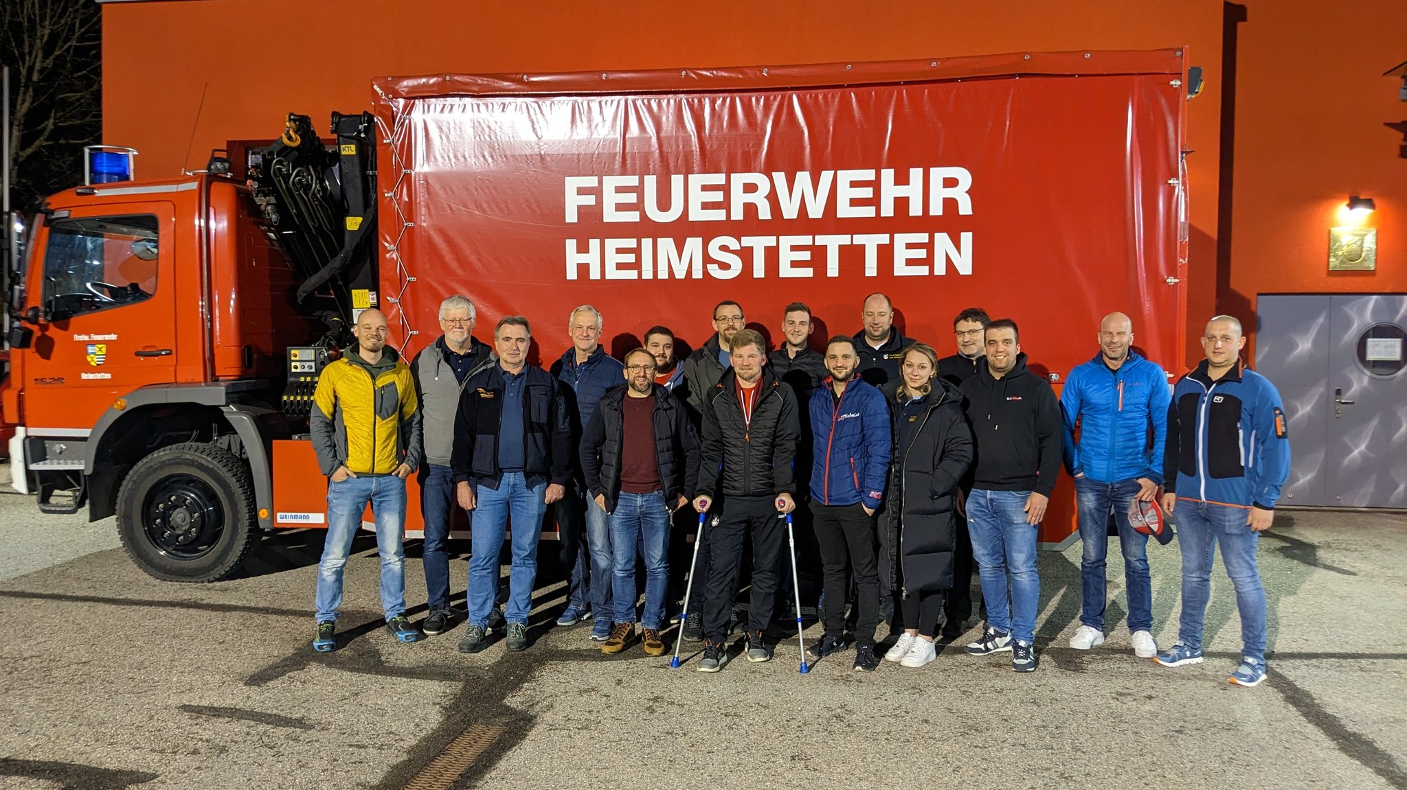 Der Verletzte - in der Mitte mit Krücken - und seine Retter von der Feuerwehr