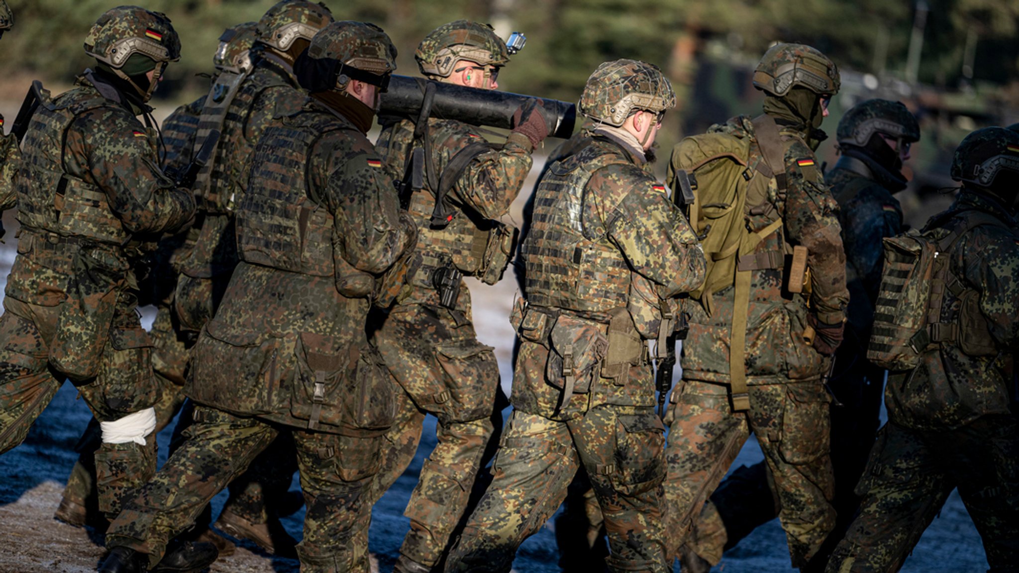 Soldaten der Bundeswehr auf einem Übungsplatz (Symbolbild)