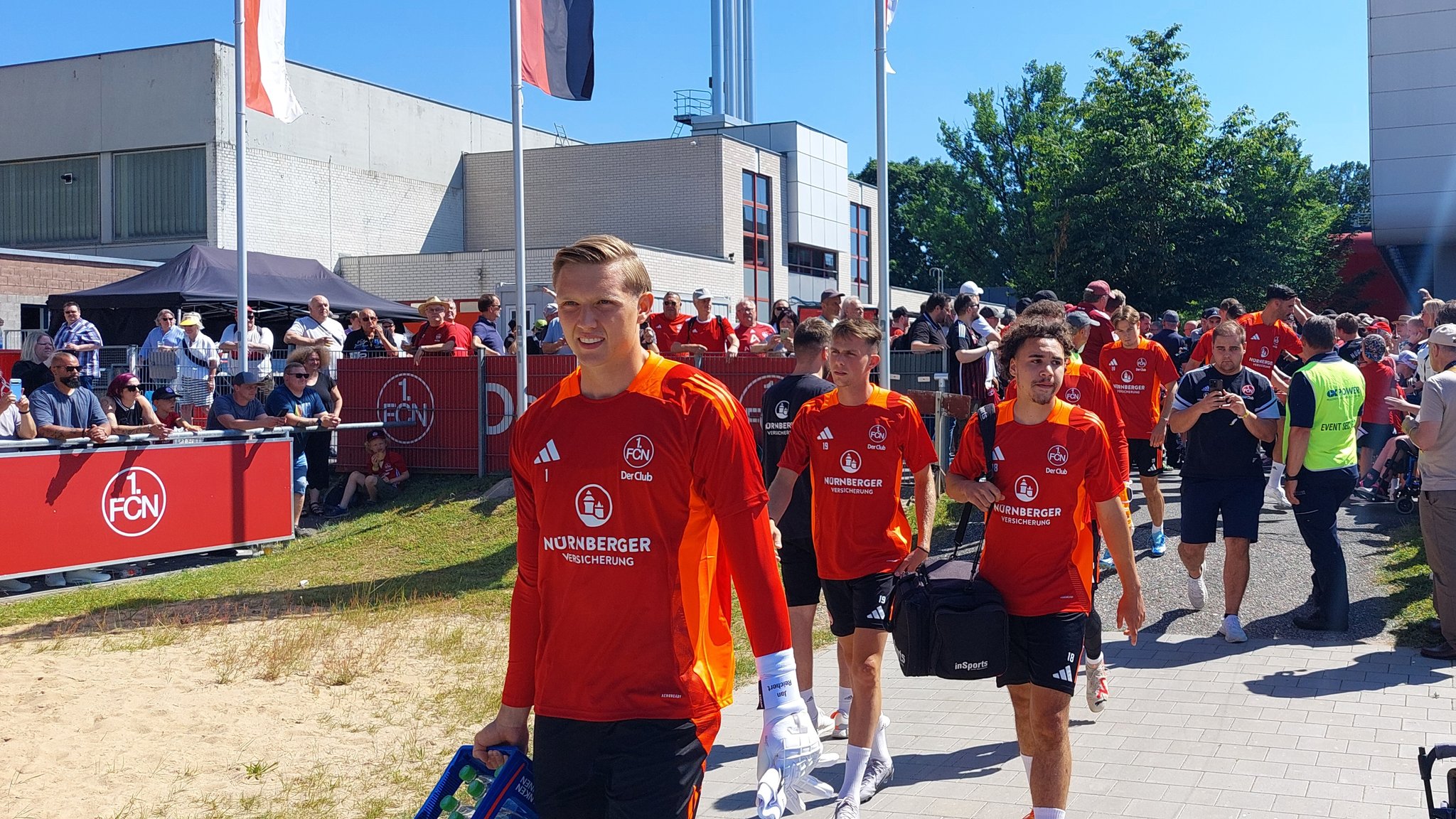 Torhüter Jan Reichert (vorne) und seine Kollegen beim ersten öffentlichen Training des 1. FC Nürnberg.