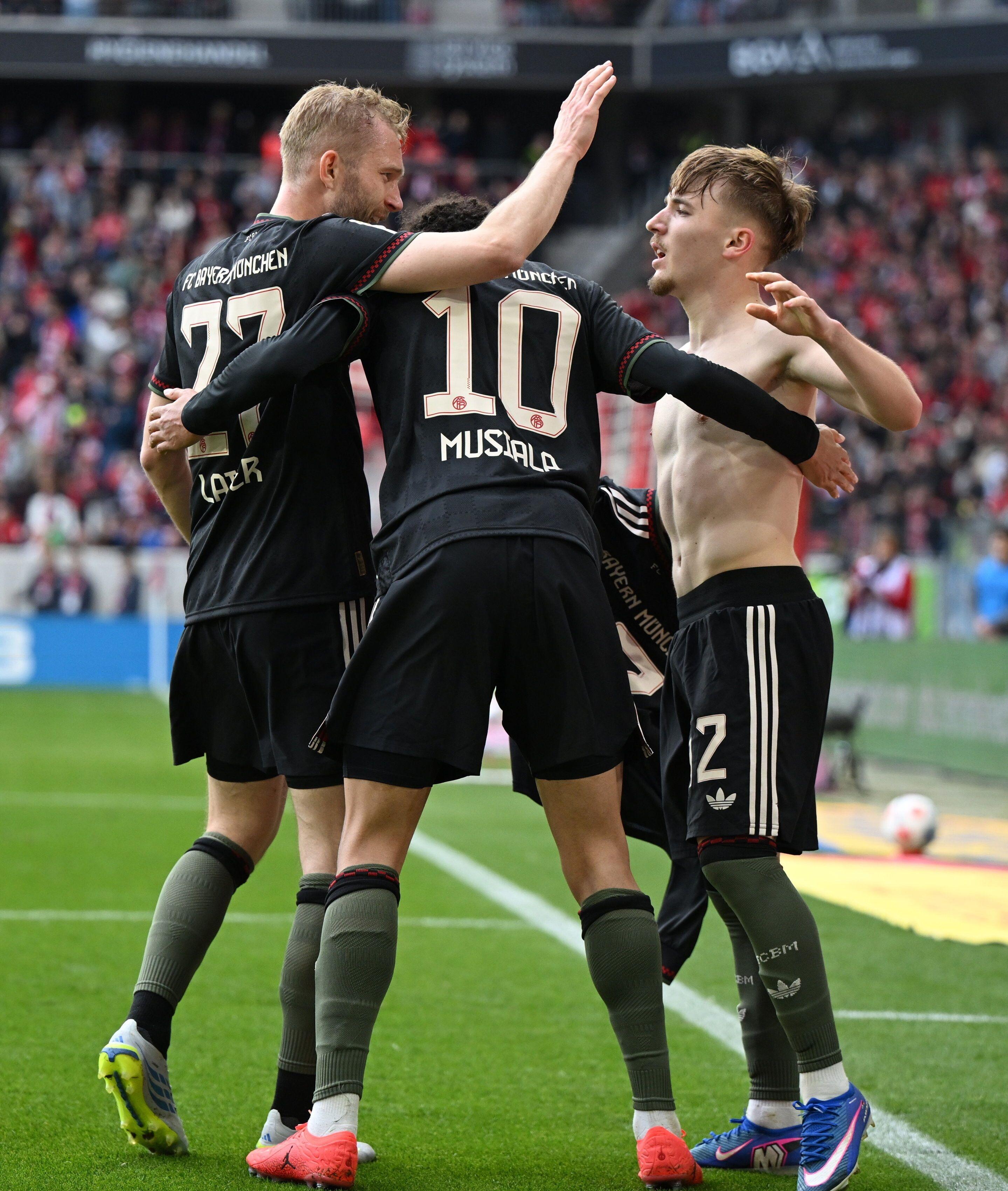 Jubelnde Bayern-Spieler