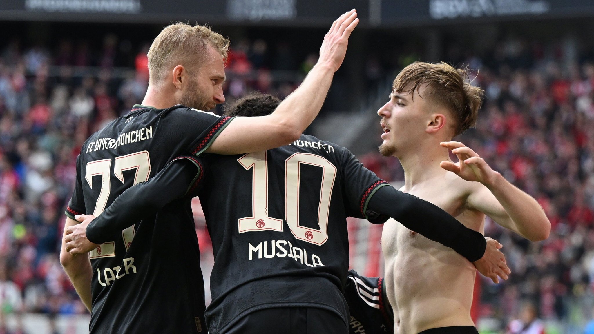 Jubelnde Bayern-Spieler