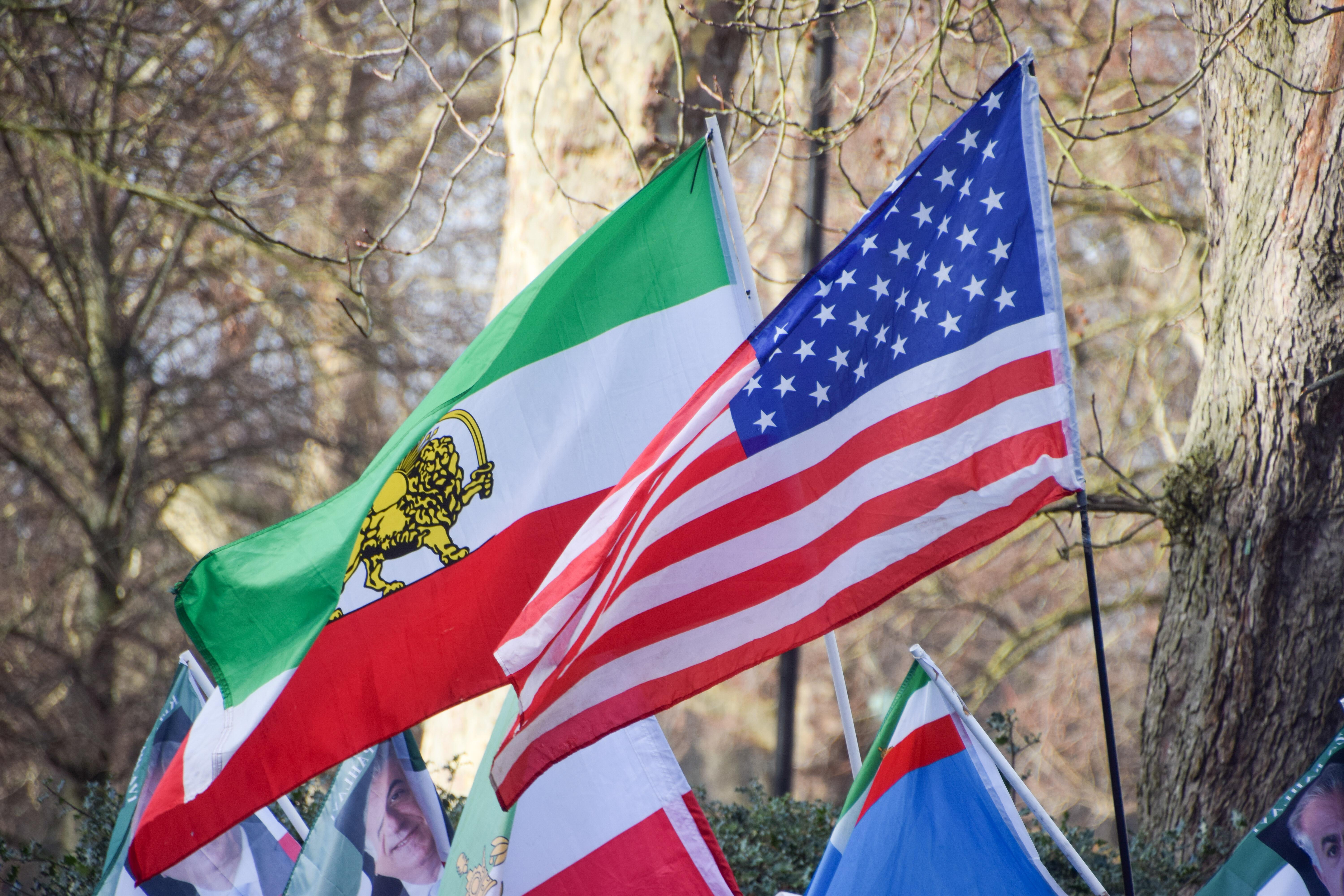 Flagge von Iran und USA bei einem Protestzug in London am 31. Januar 2026.