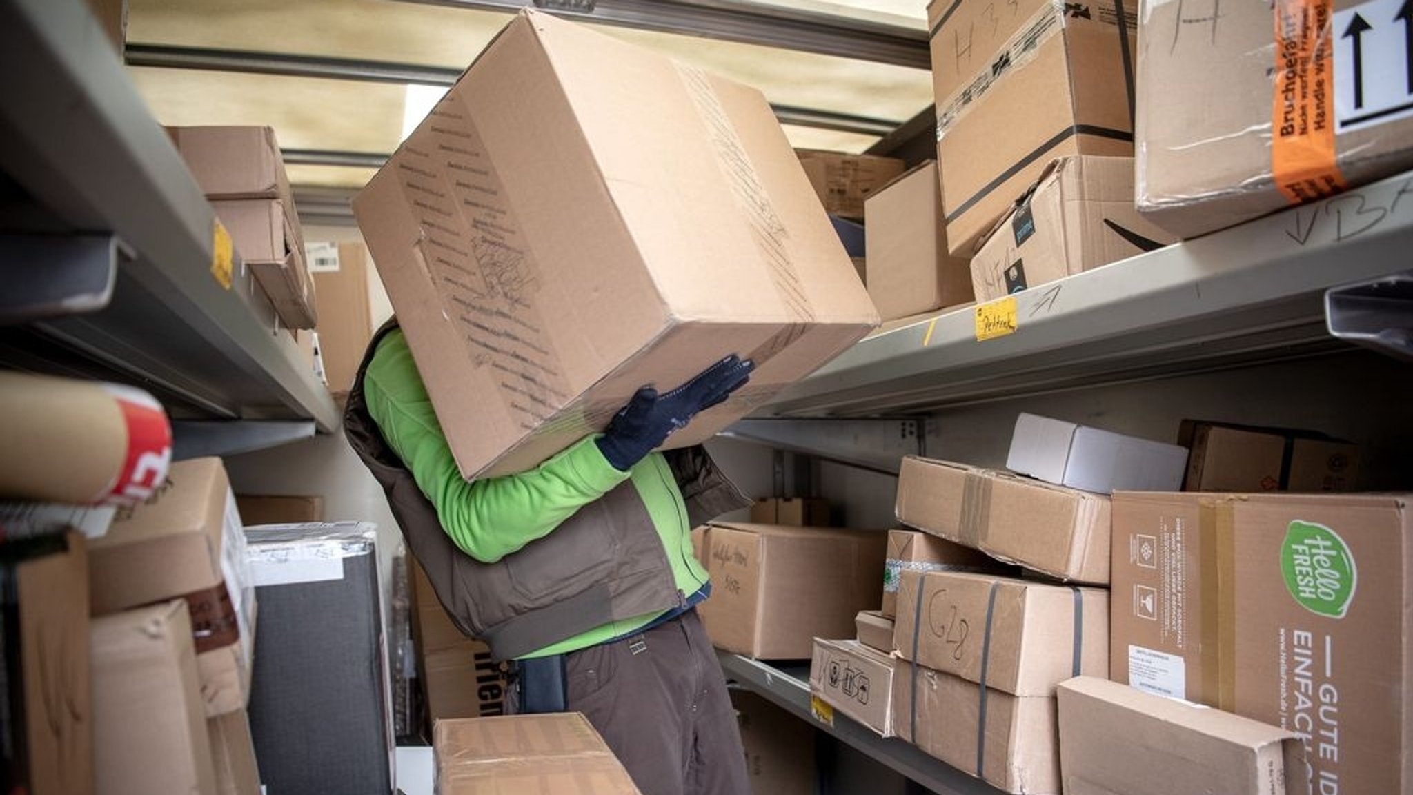 ARCHIV - 15.05.2019, Bayern, München: Ein Paketbote lädt Pakete in einen Transporter. (zu dpa: Branchenschätzung: Bundesbürger bestellen wieder etwas mehr Pakete") Foto: Sina Schuldt/dpa +++ dpa-Bildfunk +++