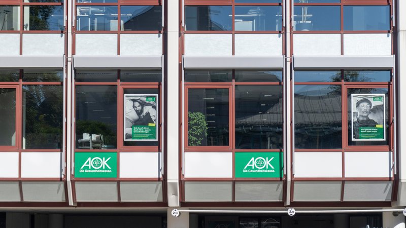 Die Fassade des AOK-Gebäudes in Kempten | Bild: picture alliance / CHROMORANGE | Michael Bihlmayer Die Fassade des AOK-Gebäudes in Kempten