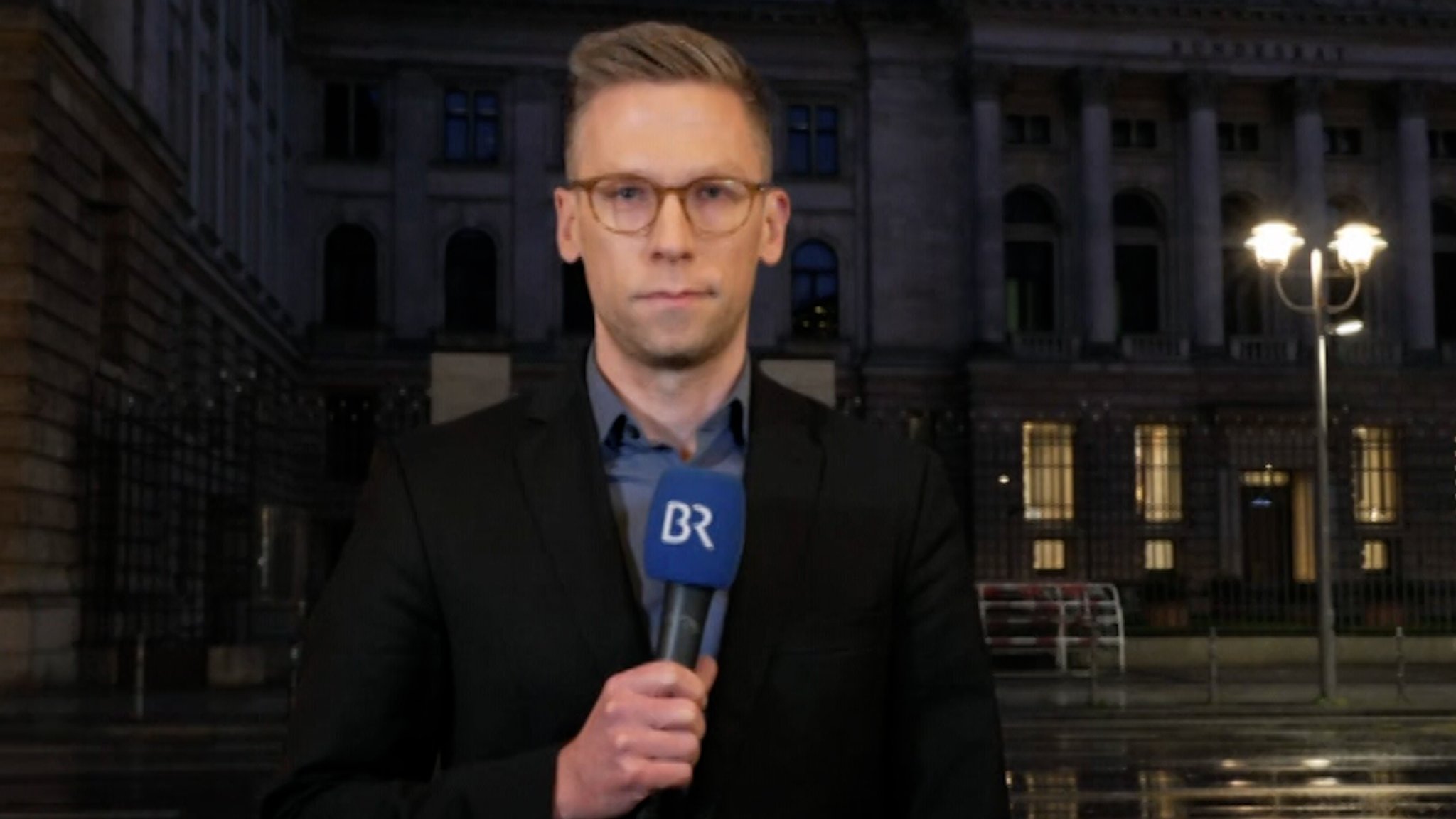 Der Berlin-Korrespondent hat die Abstimmung im Bundesrat verfolgt und erläutert das Gesetz in seiner abgespeckten Variante, über die heute im Bundesrat abgestimmt wurde.