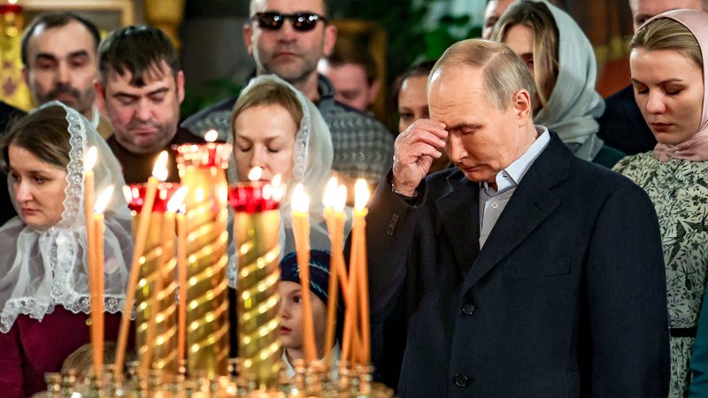 Der russische Präsident bekreuzigt sich vor Kerzen | Bild: Wjatscheslaw Prokofjew/Picture Alliance Der russische Präsident bekreuzigt sich vor Kerzen