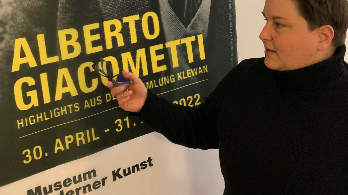 Museumsdirektorin Marion Bornscheuer vor dem Plakat zur Giacometti-Ausstellung