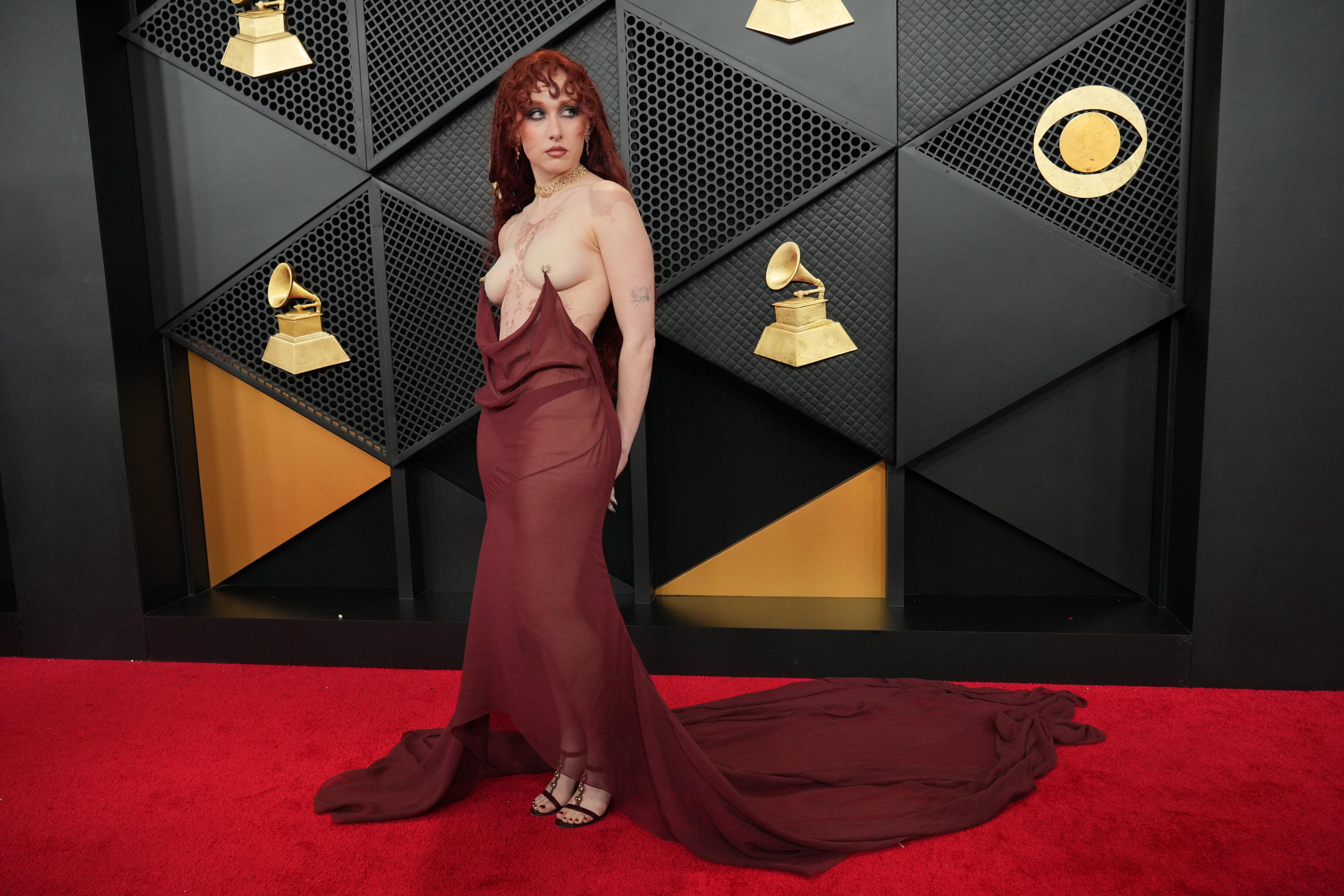 Chappell Roan erscheint in einem transparenten Naked Dress zur Grammy-Verleihung 2026.