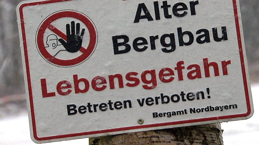 Ein Schild, das vor dem Betreten eines alten Bergbau-Geländes warnt