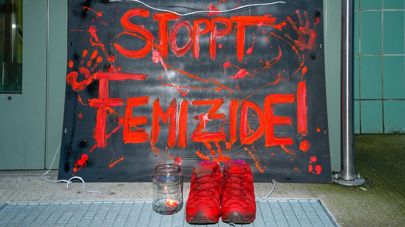 Ein Schild mit der Aufschrift "STOPPT FEMIZIDE!". | Bild: picture alliance / SULUPRESS.DE | Vladimir Menck Ein Schild mit der Aufschrift "STOPPT FEMIZIDE!".