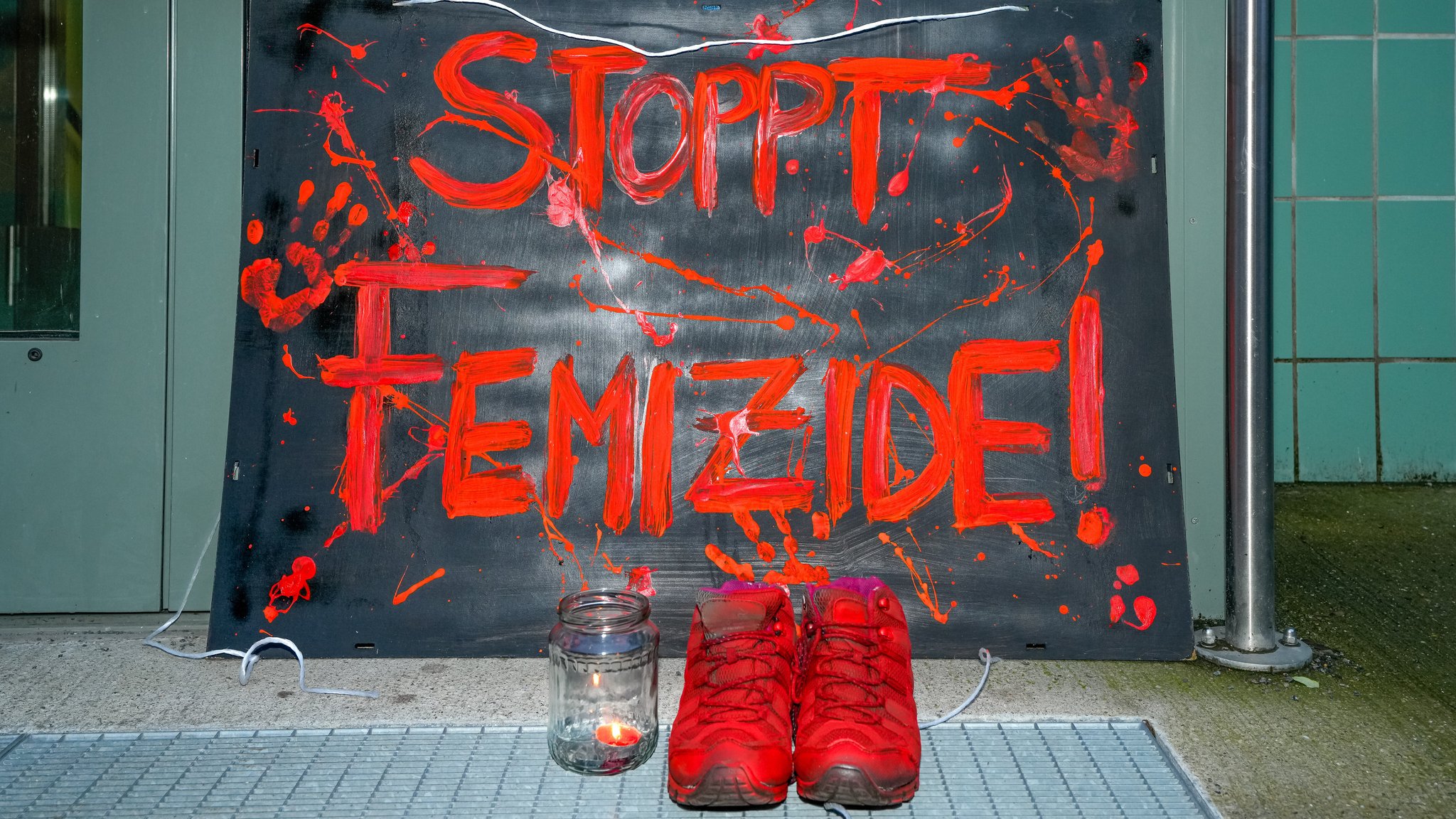 Ein Schild mit der Aufschrift "STOPPT FEMIZIDE!". | Bild: picture alliance / SULUPRESS.DE | Vladimir Menck Ein Schild mit der Aufschrift "STOPPT FEMIZIDE!".