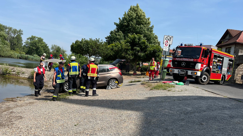 Rettungskräfte bergen das Auto, das in den Main gerollt war | Bild: News5 Rettungskräfte bergen das Auto, das in den Main gerollt war