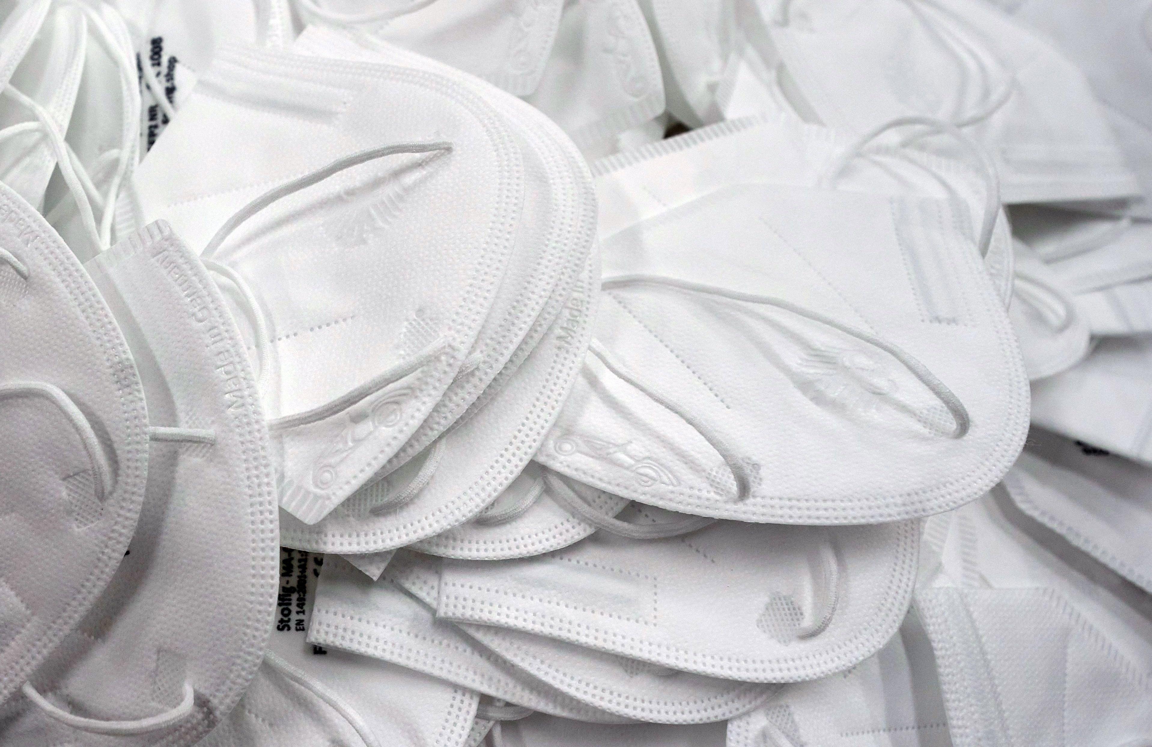 Symbolbild: FFP2-Masken liegen in einem Karton.