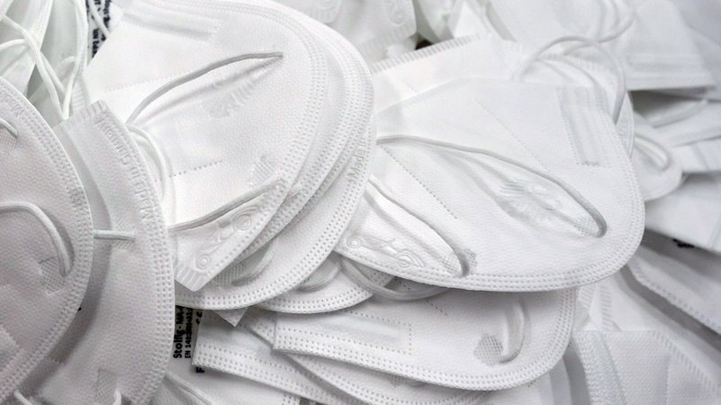 Symbolbild: FFP2-Masken liegen in einem Karton. | Bild: dpa-Bildfunk/Thomas Frey Symbolbild: FFP2-Masken liegen in einem Karton.