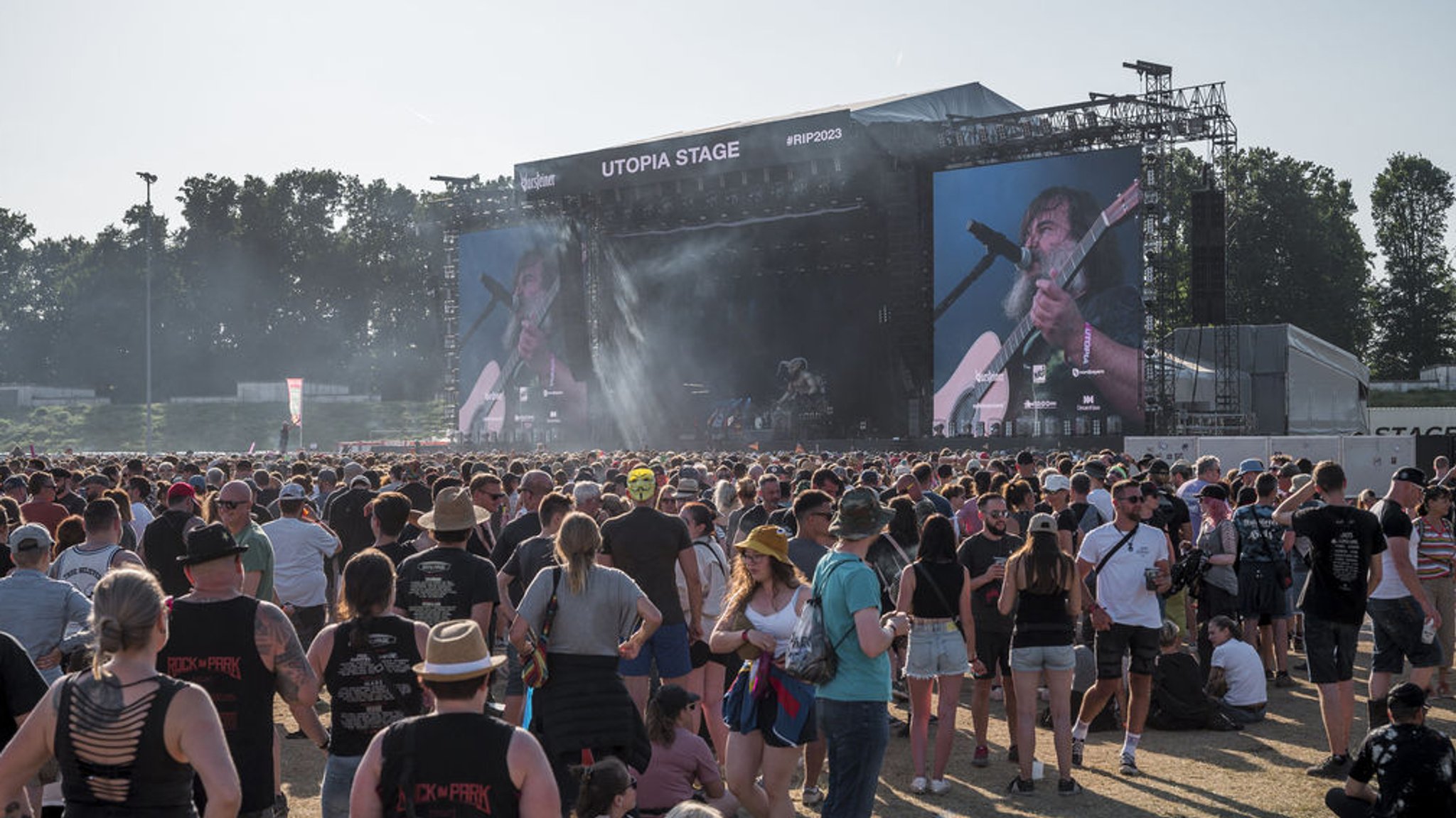 ARCHIV - 02.06.2023, Bayern, Nürnberg: Das Publikum steht beim Auftritt der Band Tenacious D an der Utopia Stage. Etwa 60 000 Besucherinnen und Besucher werden beim Open-Air-Festival Rock im Park erwartet. (zu dpa: ««Senioren im Park» - mehr Ältere auf großen Festivals») Foto: Daniel Vogl/dpa +++ dpa-Bildfunk +++