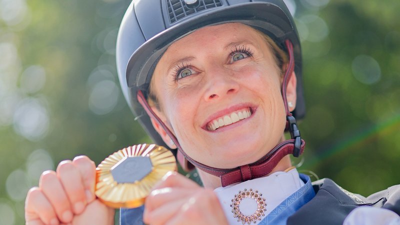Jessica von Bredow-Werndl mit Goldmedaille | Bild: picture-alliance/dpa Jessica von Bredow-Werndl mit Goldmedaille