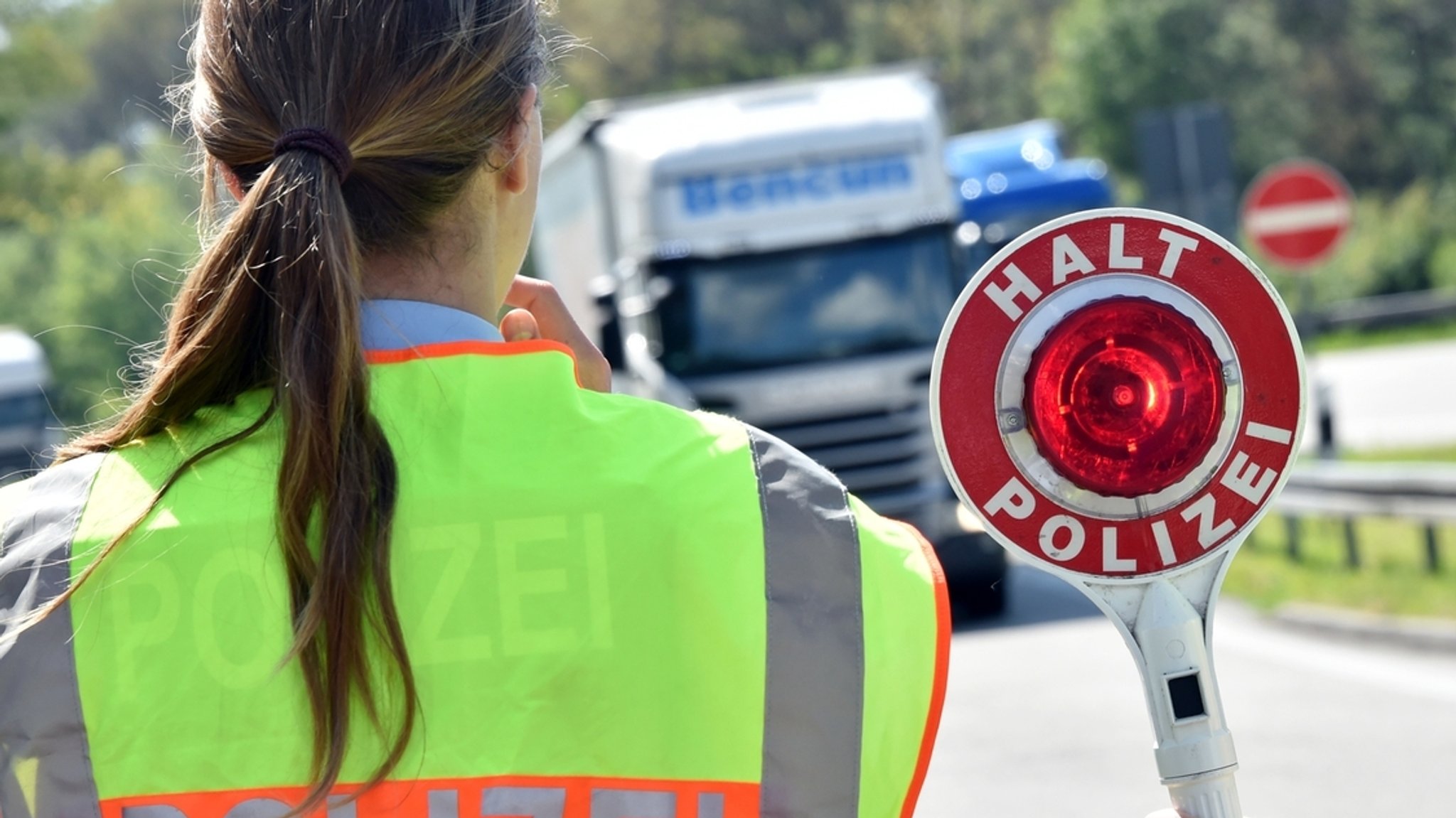 Falsche Polizistin verlangt Bußgeld von Autofahrerin