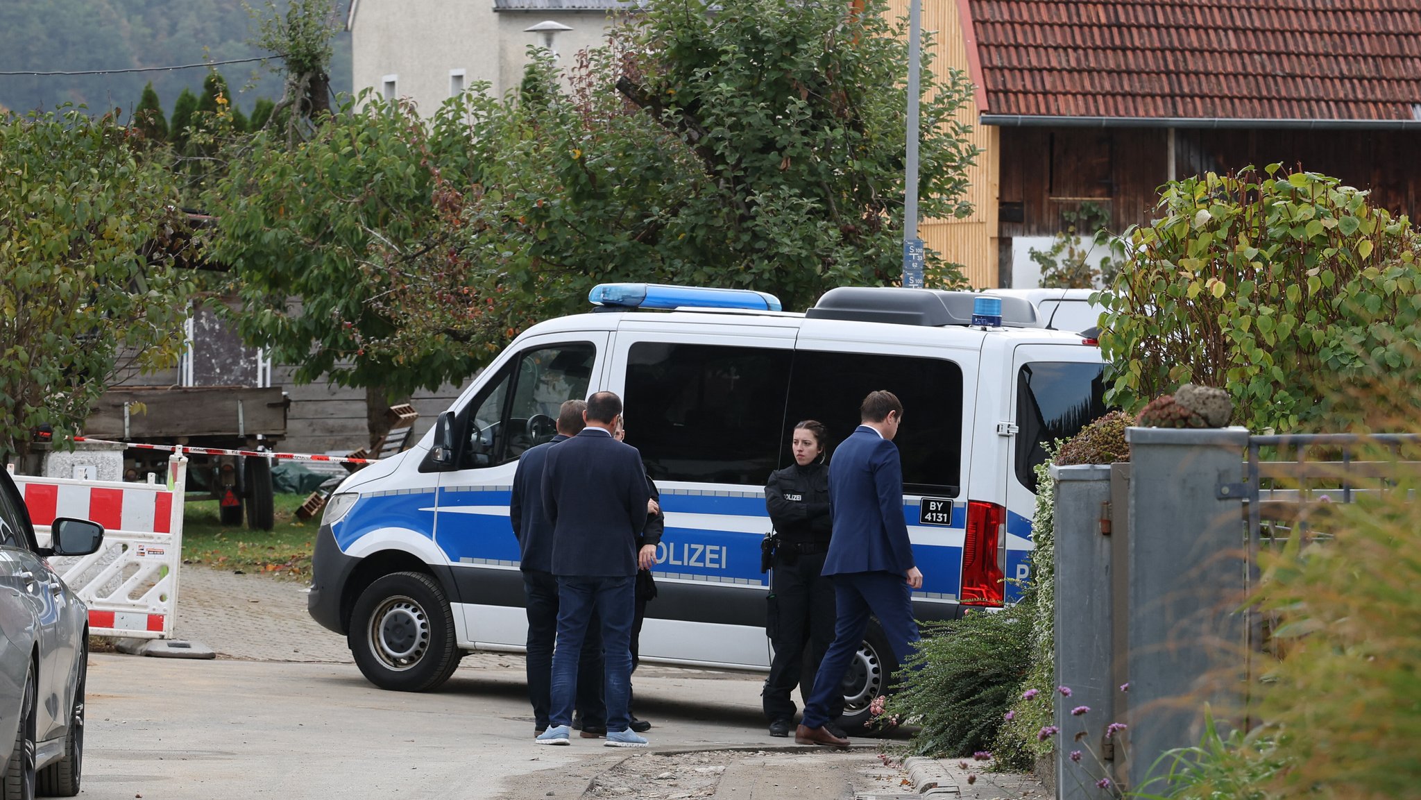 Am Tatort  in Berngau sichert die Polizei Spuren.