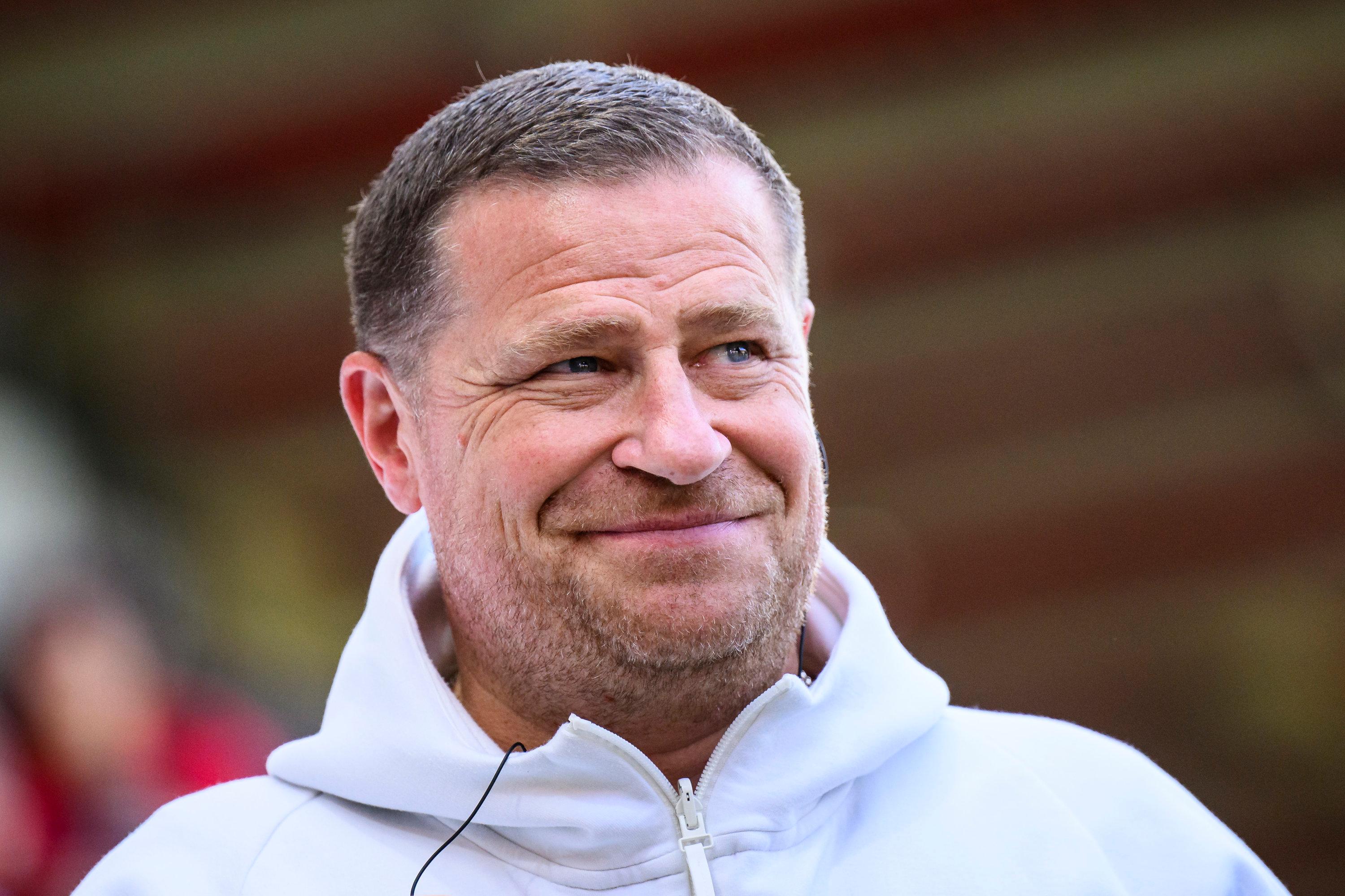 ARCHIV - 19.04.2025, Baden-Württemberg, Heidenheim: Fußball: Bundesliga, 1. FC Heidenheim - Bayern München, 30. Spieltag, Voith-Arena. Münchens Sportvorstand Max Eberl steht vor dem Spiel im Stadion. (zu dpa: «Bayern sagen Meisterreise nach Ibiza ab: «Gehört sich nicht»») Foto: Tom Weller/dpa +++ dpa-Bildfunk +++