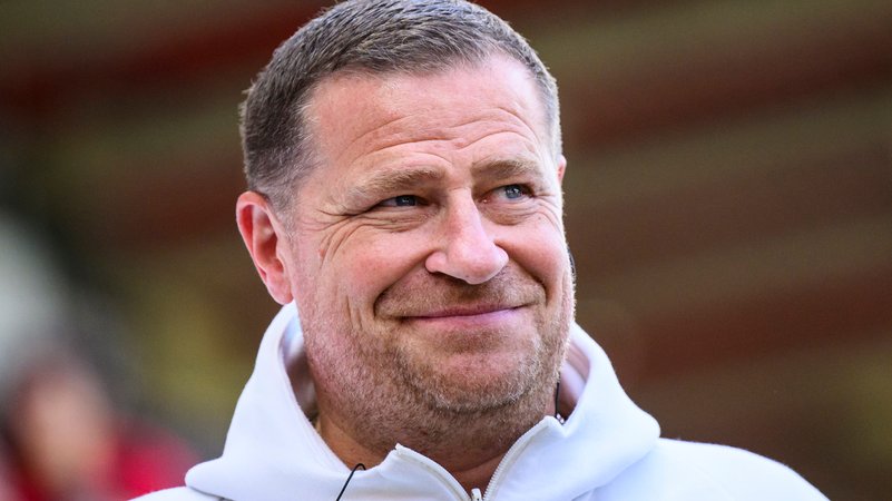 ARCHIV - 19.04.2025, Baden-Württemberg, Heidenheim: Fußball: Bundesliga, 1. FC Heidenheim - Bayern München, 30. Spieltag, Voith-Arena. Münchens Sportvorstand Max Eberl steht vor dem Spiel im Stadion. (zu dpa: «Bayern sagen Meisterreise nach Ibiza ab: «Gehört sich nicht»») Foto: Tom Weller/dpa +++ dpa-Bildfunk +++ | Bild: dpa-Bildfunk/Tom Weller ARCHIV - 19.04.2025, Baden-Württemberg, Heidenheim: Fußball: Bundesliga, 1. FC Heidenheim - Bayern München, 30. Spieltag, Voith-Arena. Münchens Sportvorstand Max Eberl steht vor dem Spiel im Stadion. (zu dpa: «Bayern sagen Meisterreise nach Ibiza ab: «Gehört sich nicht»») Foto: Tom Weller/dpa +++ dpa-Bildfunk +++