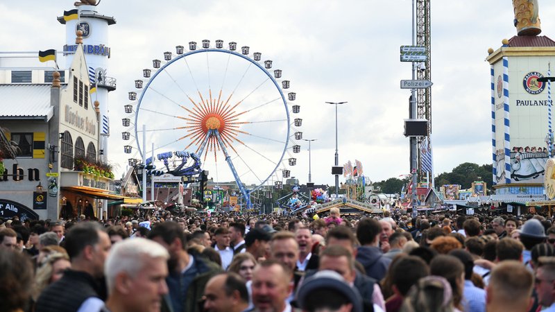 Unzählige Besucher drängten sich am Samstag auf der Theresienwiese. Zwischenzeitlich mussten die Eingänge gesperrt werden. | Bild: dpa-Bildfunk/Felix Hörhager Unzählige Besucher drängten sich am Samstag auf der Theresienwiese. Zwischenzeitlich mussten die Eingänge gesperrt werden.