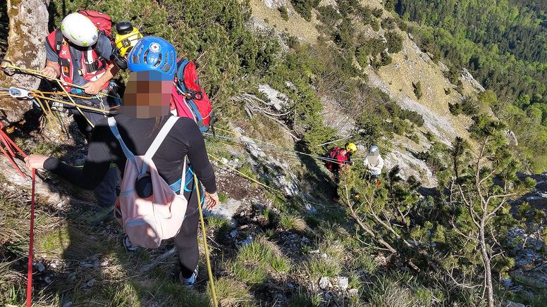 Rettungskräfte mit zwei jungen Frauen am Goldtropfsteig bei der Bergrettung. | Bild:BRK, Kreisverband Berchtesgadener Land