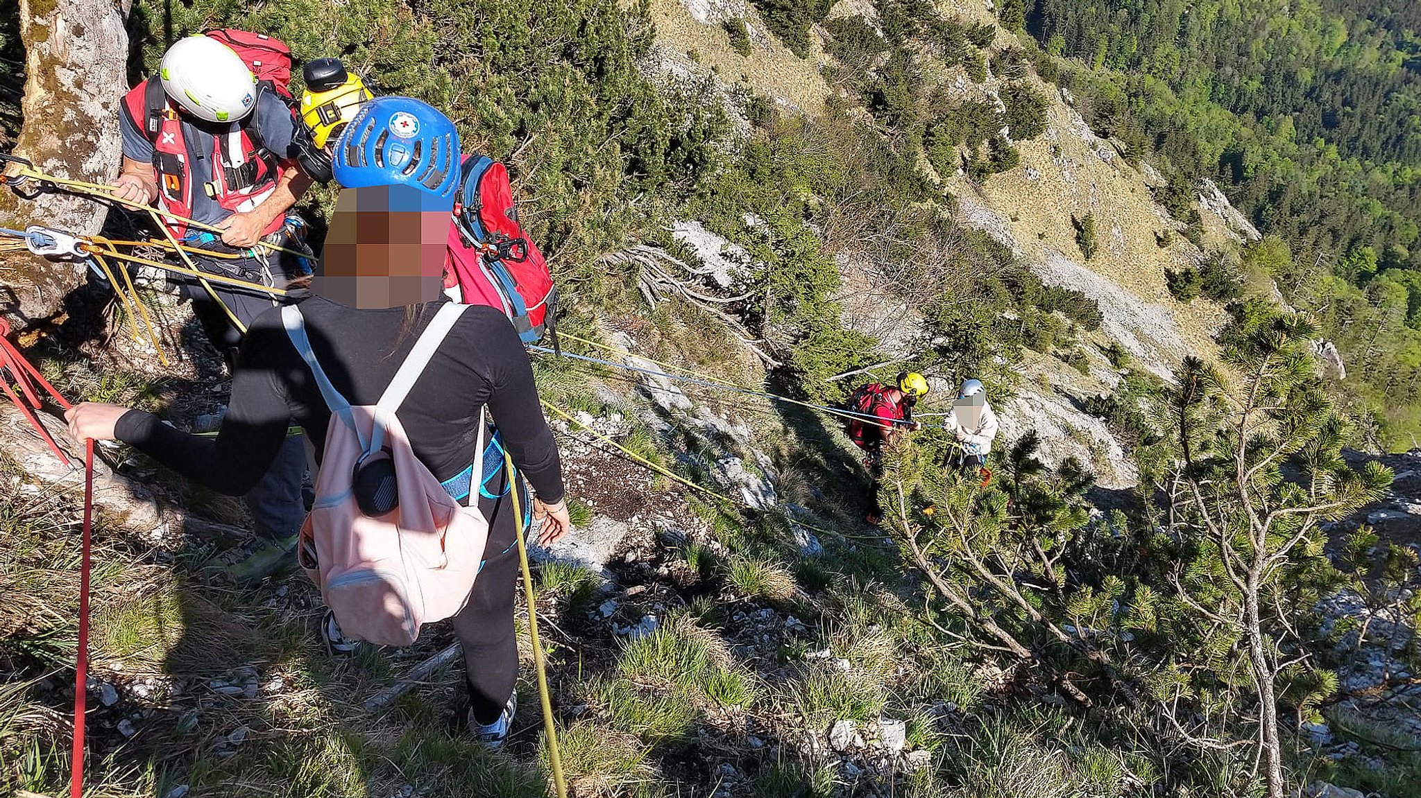 Rettungskräfte mit zwei jungen Frauen am Goldtropfsteig bei der Bergrettung.