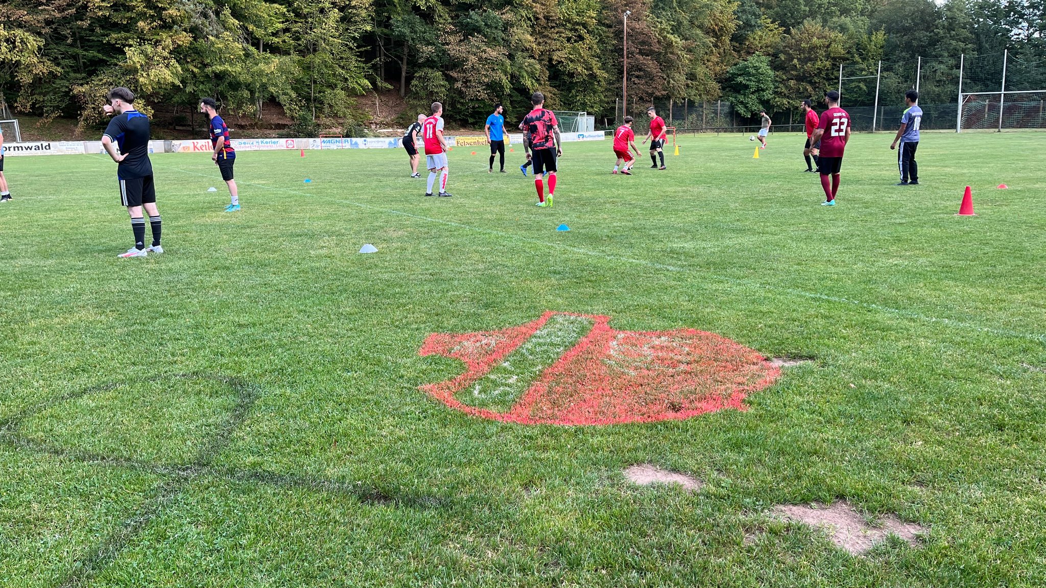 Die Mannschaften des TSV Sackenbach beim Training, vorne eine schwarze Trauerschleife.