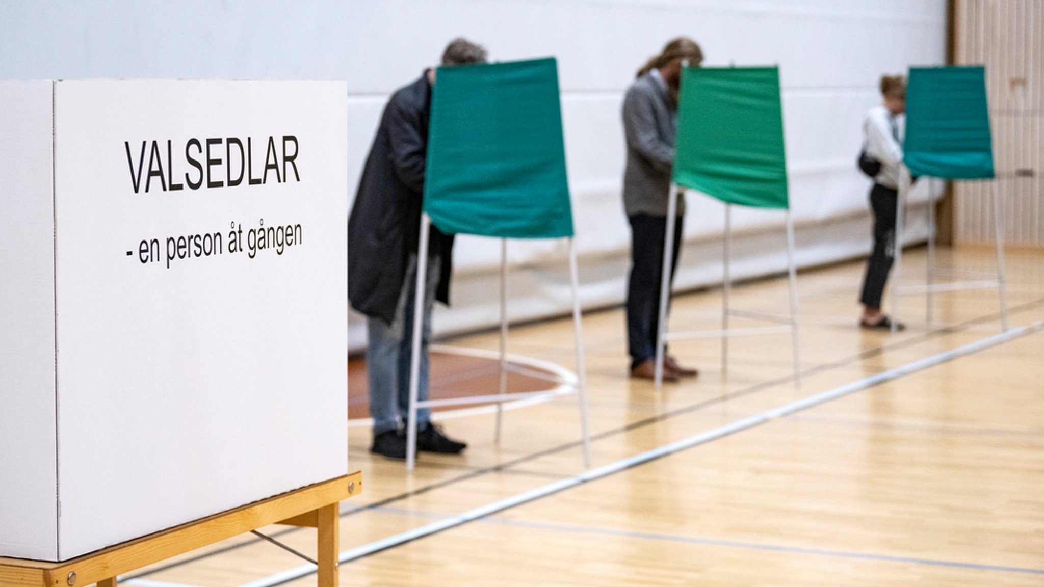 Menschen geben ihre Stimmen ab in einem Wahllokal in Malmö für die Parlamentswahl in Schweden am Sonntag, 11. September 2022.