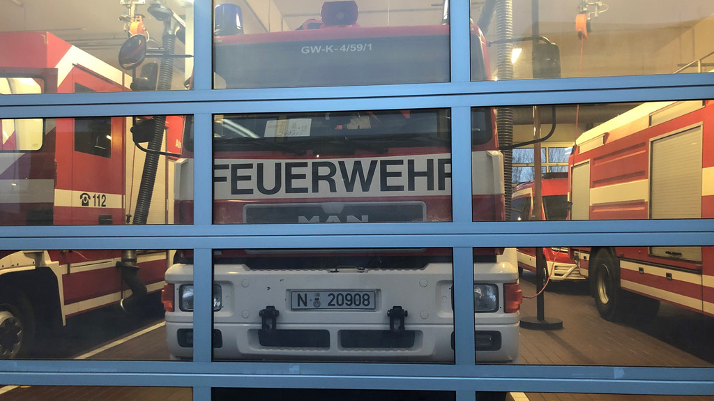 Feuerwehrautos im Feuerwehrgebäude.