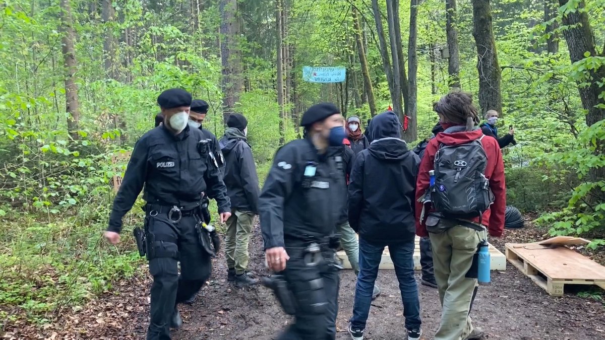 Polizisten und Klimaaktivisten in Forst Kasten