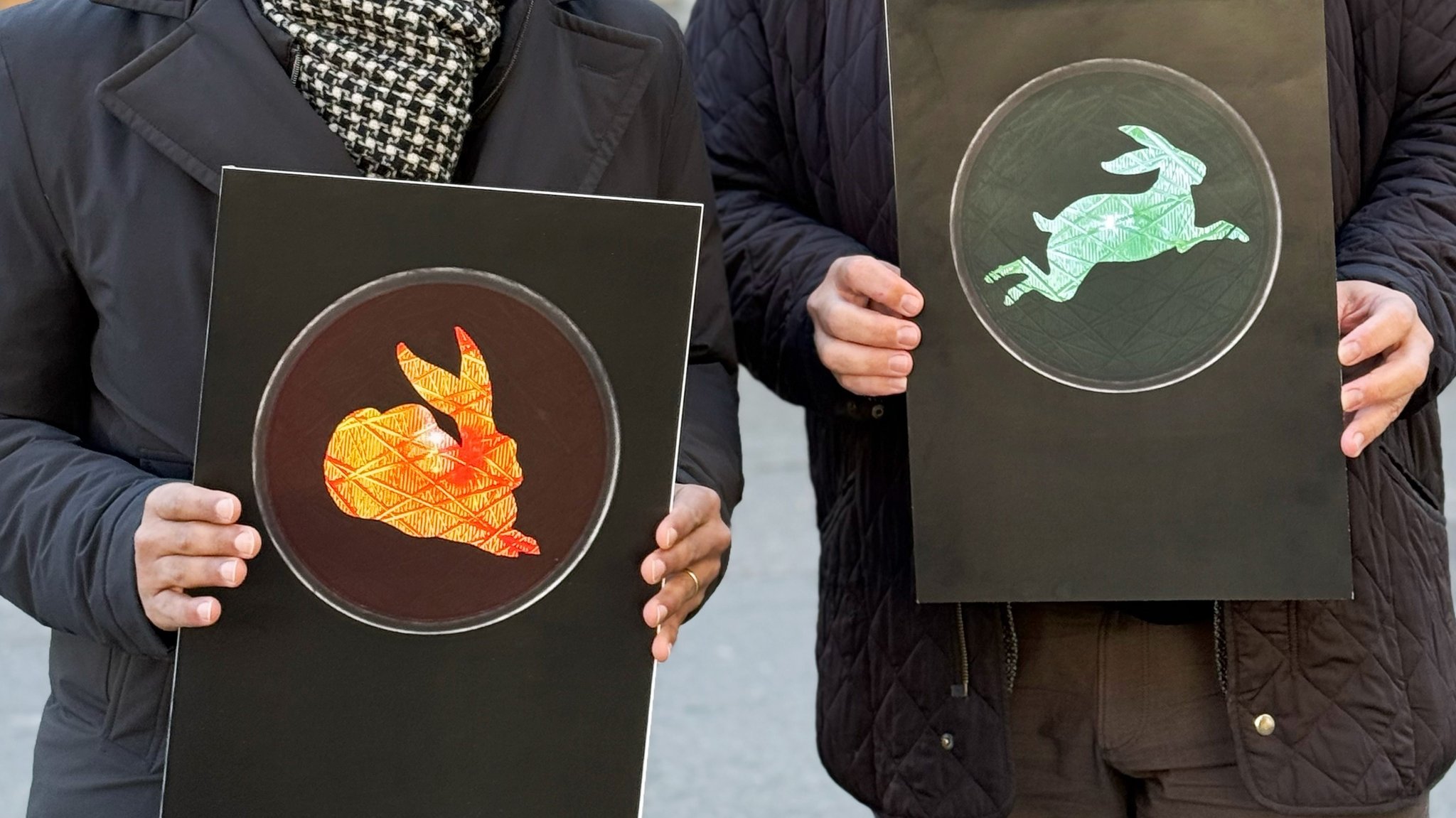 Bilder der künftigen Dürer-Ampel mit einem roten sitzenden und einem grünen springenden Feldhasen.