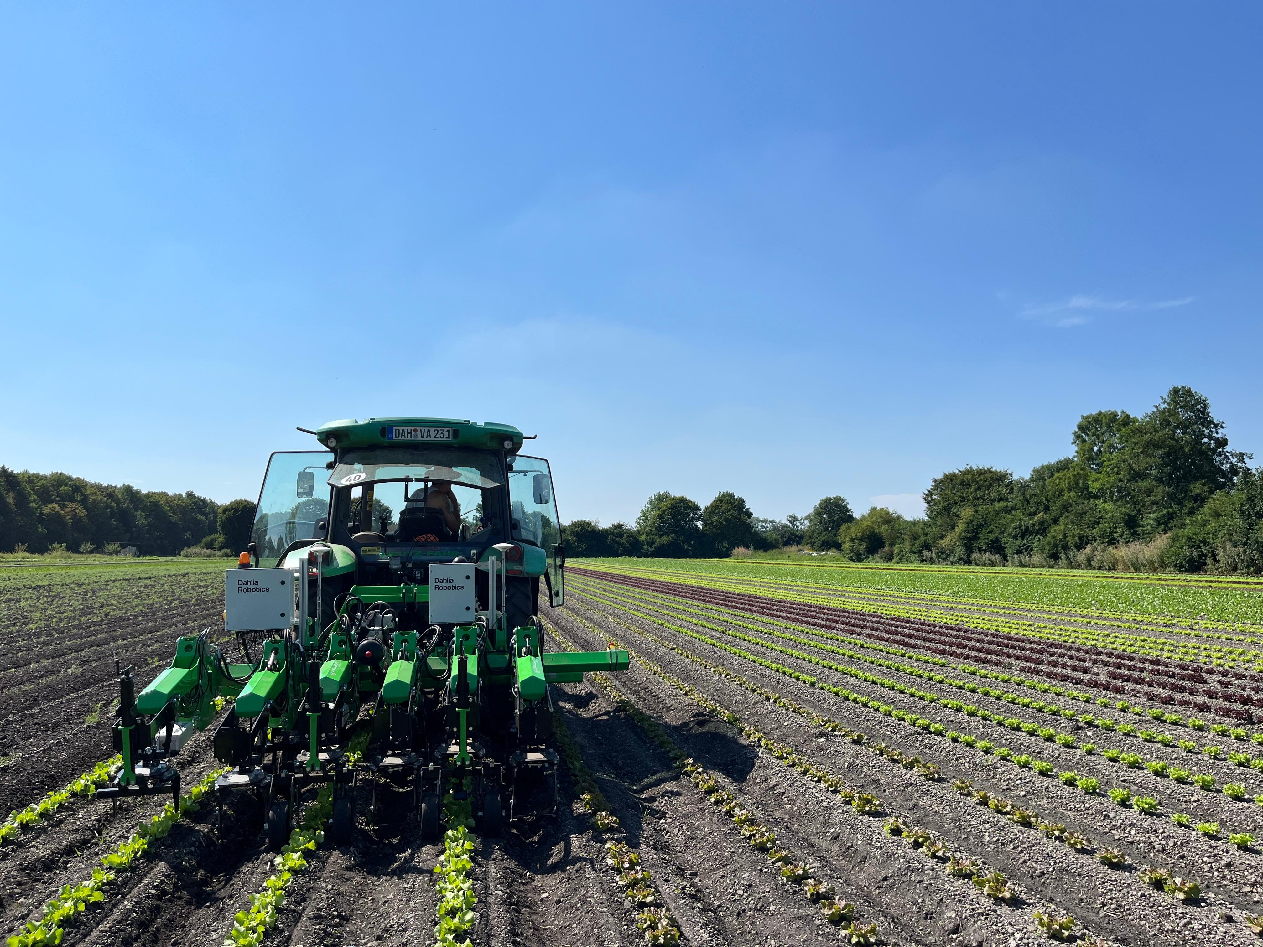 Auf den ersten Blick sieht es aus wie eine normale Landmaschine - doch hier wurde Künstliche Intelligenz verbaut.