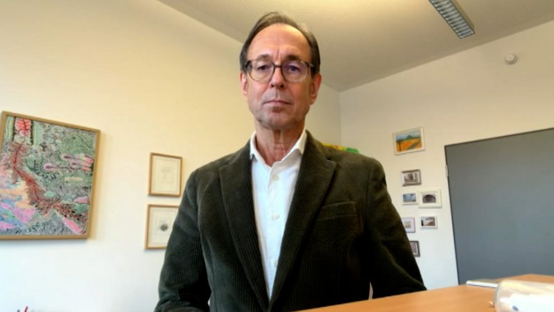 Konfliktforscher Zick von der Universität Bielefeld spricht bei BR24 TV über die wachsende Gewalt gegen Einsatzkräfte und Zugbegleiter. | Bild: Bayerischer Rundfunk 2026 Konfliktforscher Zick von der Universität Bielefeld spricht bei BR24 TV über die wachsende Gewalt gegen Einsatzkräfte und Zugbegleiter.