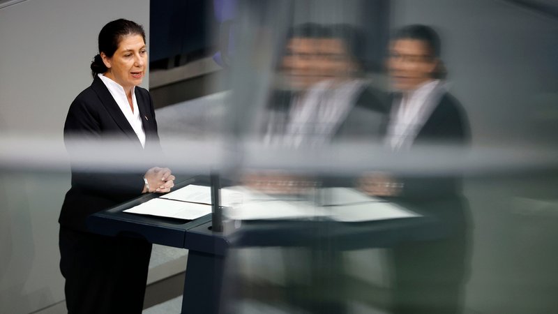 Die Bundestagsabgeordnete Katja Hessel (FDP) am Rednerpult, aufgenommen im Oktober 2023
