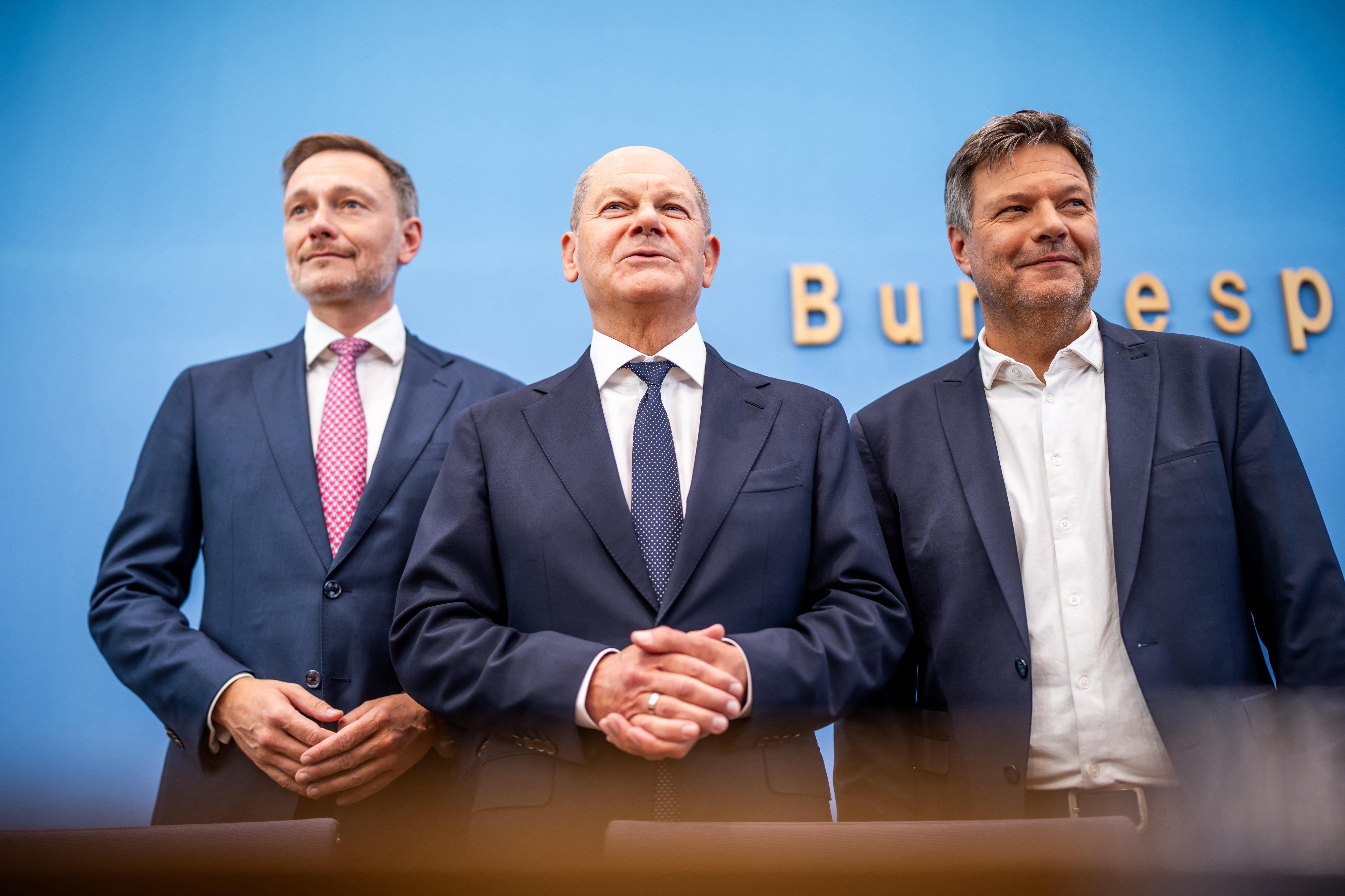 Olaf Scholz (SPD, mitte) Robert Habeck (Die Grünen, rechts) und Christian Lindner (FDP)