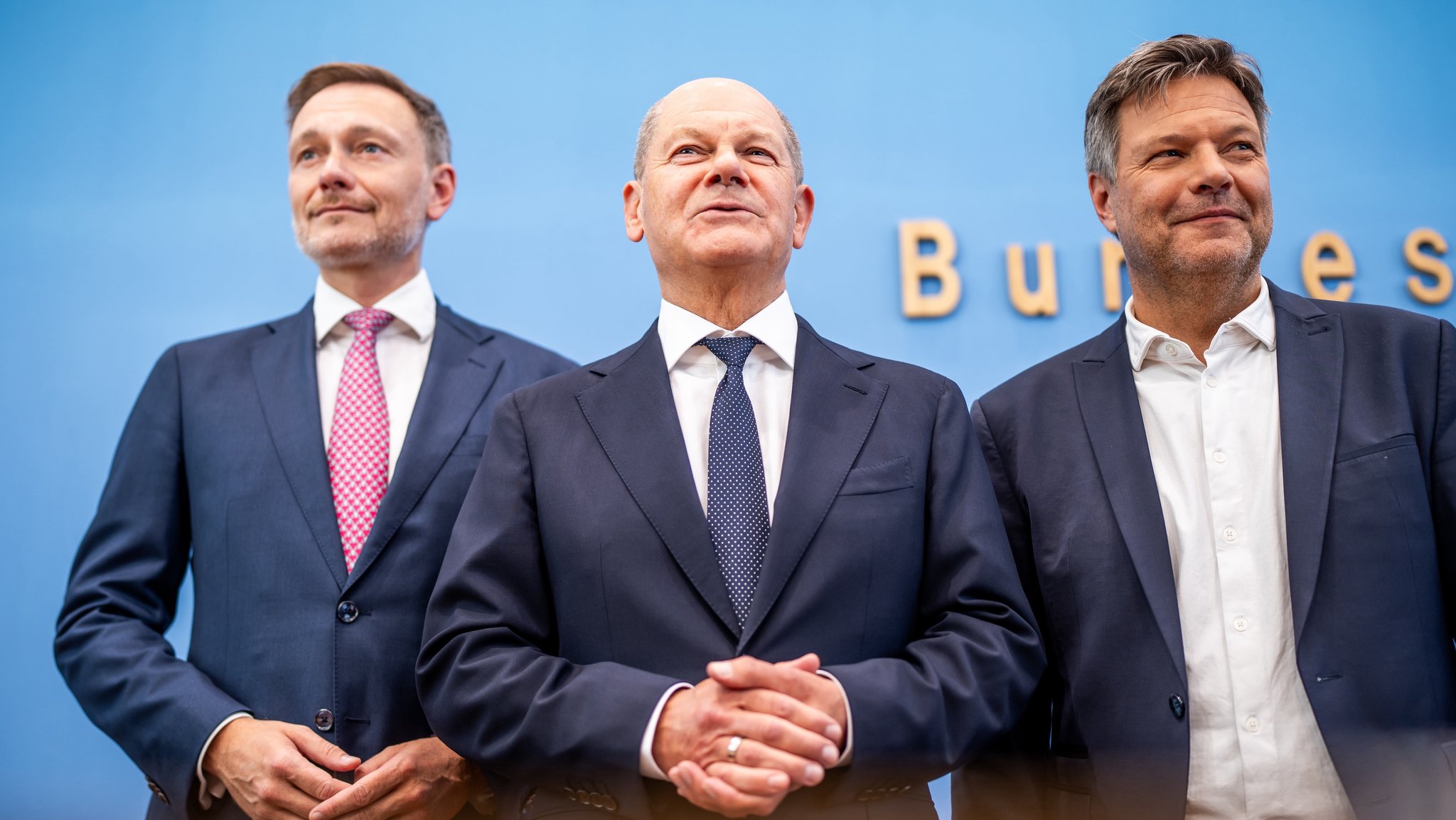 Olaf Scholz (SPD, mitte) Robert Habeck (Die Grünen, rechts) und Christian Lindner (FDP)