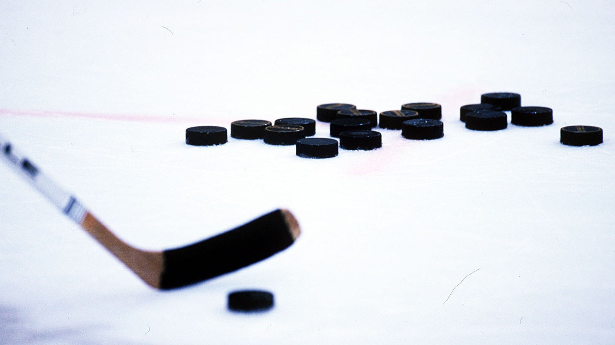 Eishockey-Schläger und -Pucks