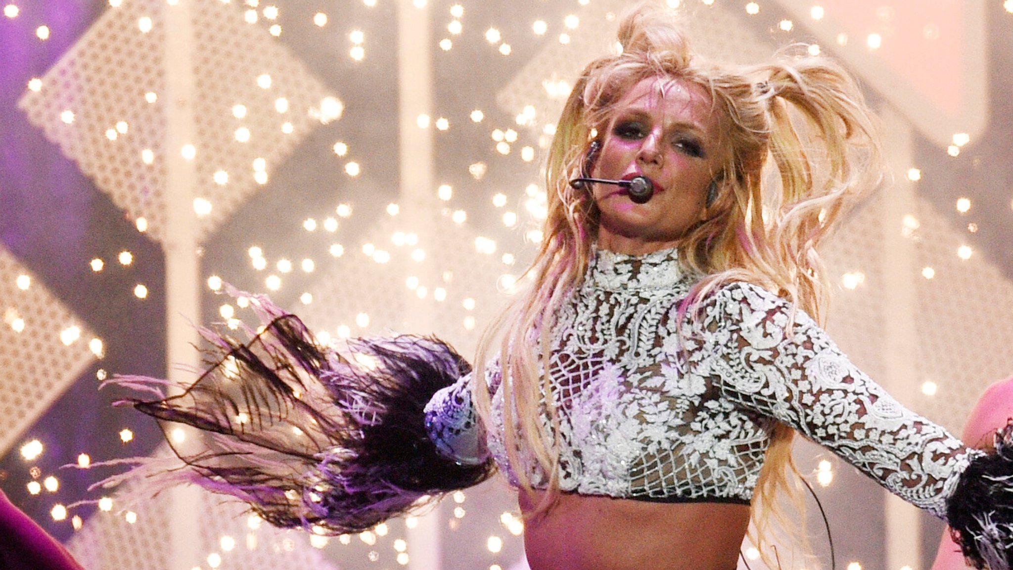 Britney Spears bei einem Auftritt in LA im Jahr 2016 | Bild: picture alliance / picture alliance/AP/Invision | Chris Pizzello Britney Spears bei einem Auftritt in LA im Jahr 2016