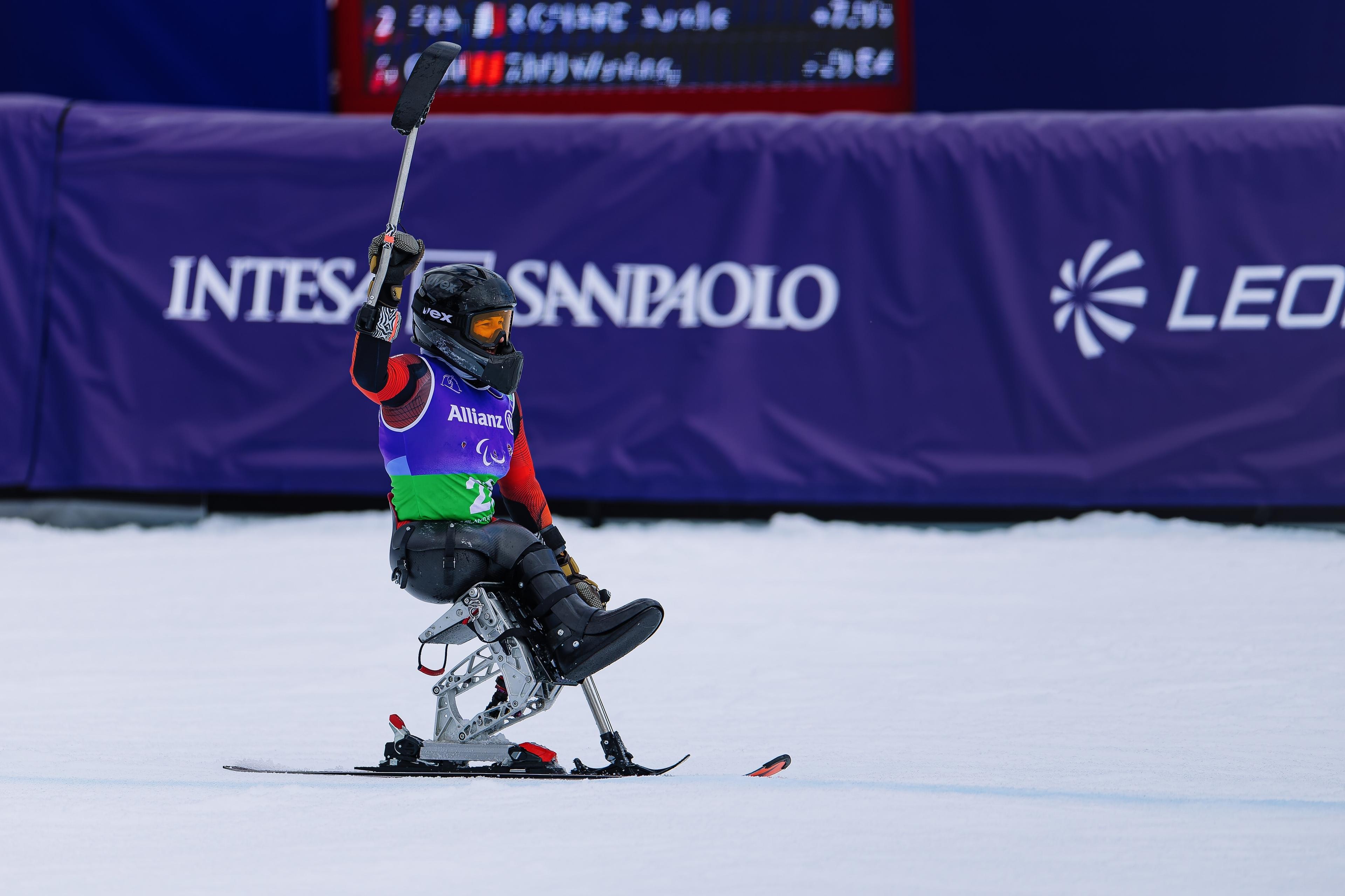 Anna-Lena Forster jubelt im Zielbereich der Piste in Cortina. | Bild:picture alliance/dpa | Philipp von Ditfurth