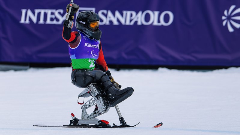Anna-Lena Forster jubelt im Zielbereich der Piste in Cortina. | Bild: picture alliance/dpa | Philipp von Ditfurth Anna-Lena Forster jubelt im Zielbereich der Piste in Cortina.