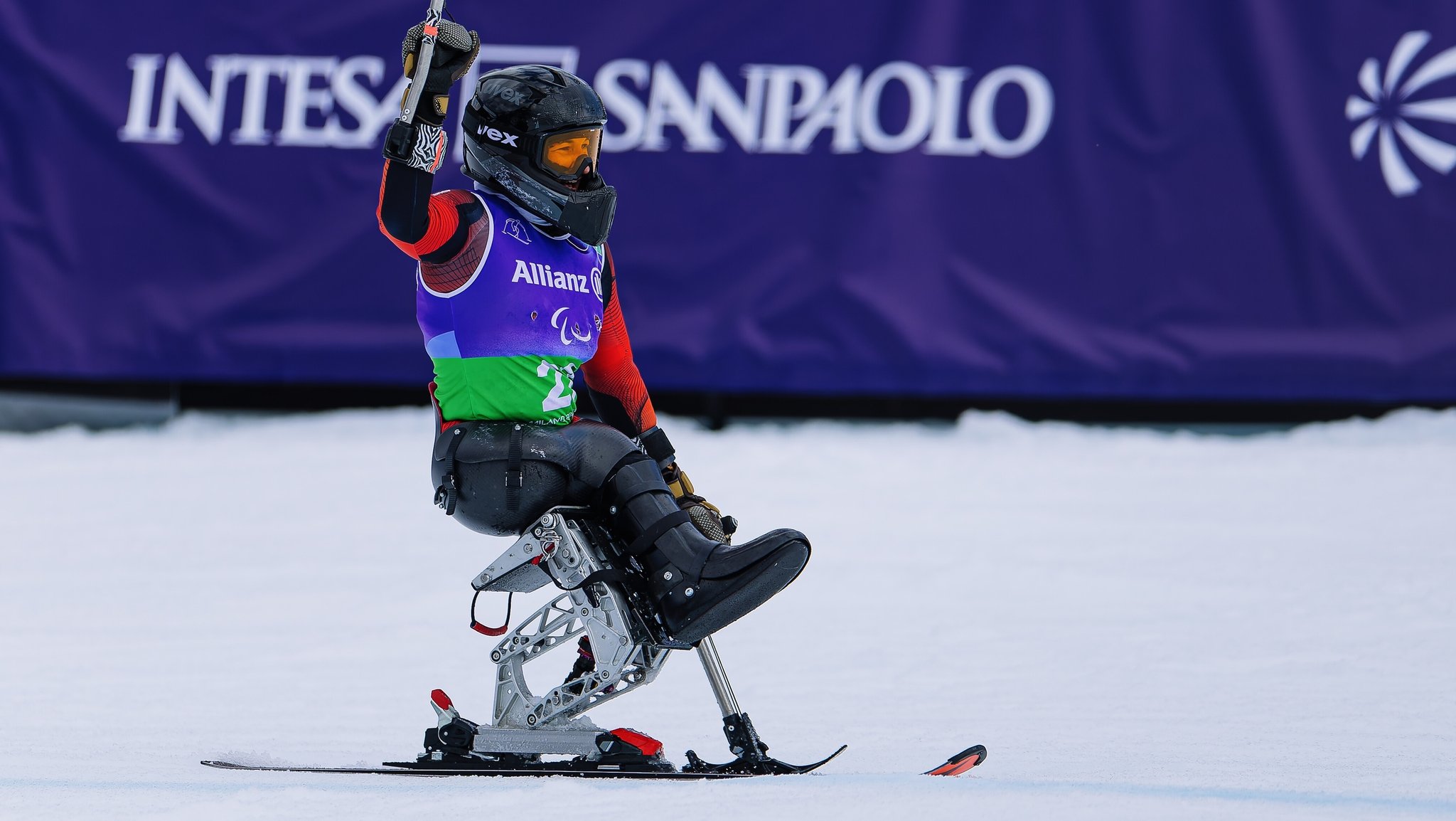 Anna-Lena Forster jubelt im Zielbereich der Piste in Cortina.
