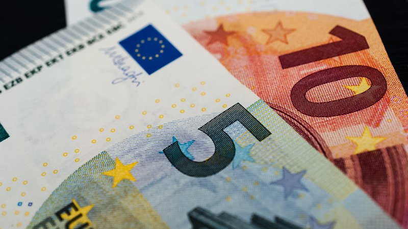 (Symbolbild) Nahaufnahme eines Fünf- und Zehn-Euro-Scheins | Bild: picture alliance / Zoonar | stockfotos-mg (Symbolbild) Nahaufnahme eines Fünf- und Zehn-Euro-Scheins