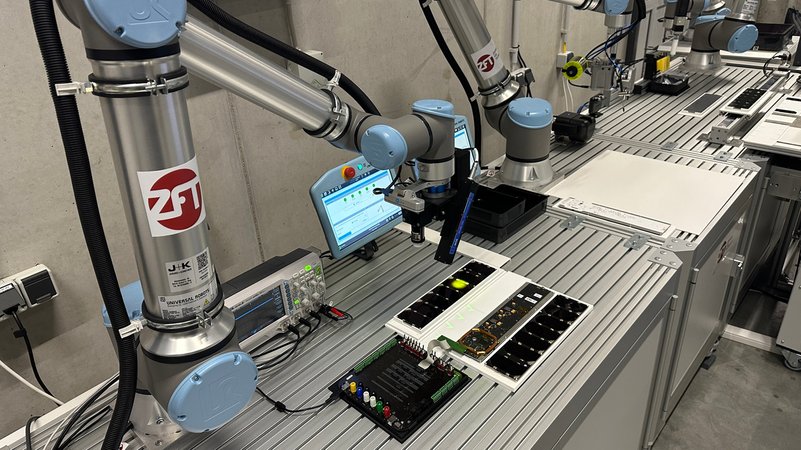 Im Würzburger Zentrum für Telematik (ZFT) werden Kleinsatelliten mithilfe von Robotern gefertigt. | Bild: BR/Christoph Schneider Im Würzburger Zentrum für Telematik (ZFT) werden Kleinsatelliten mithilfe von Robotern gefertigt.