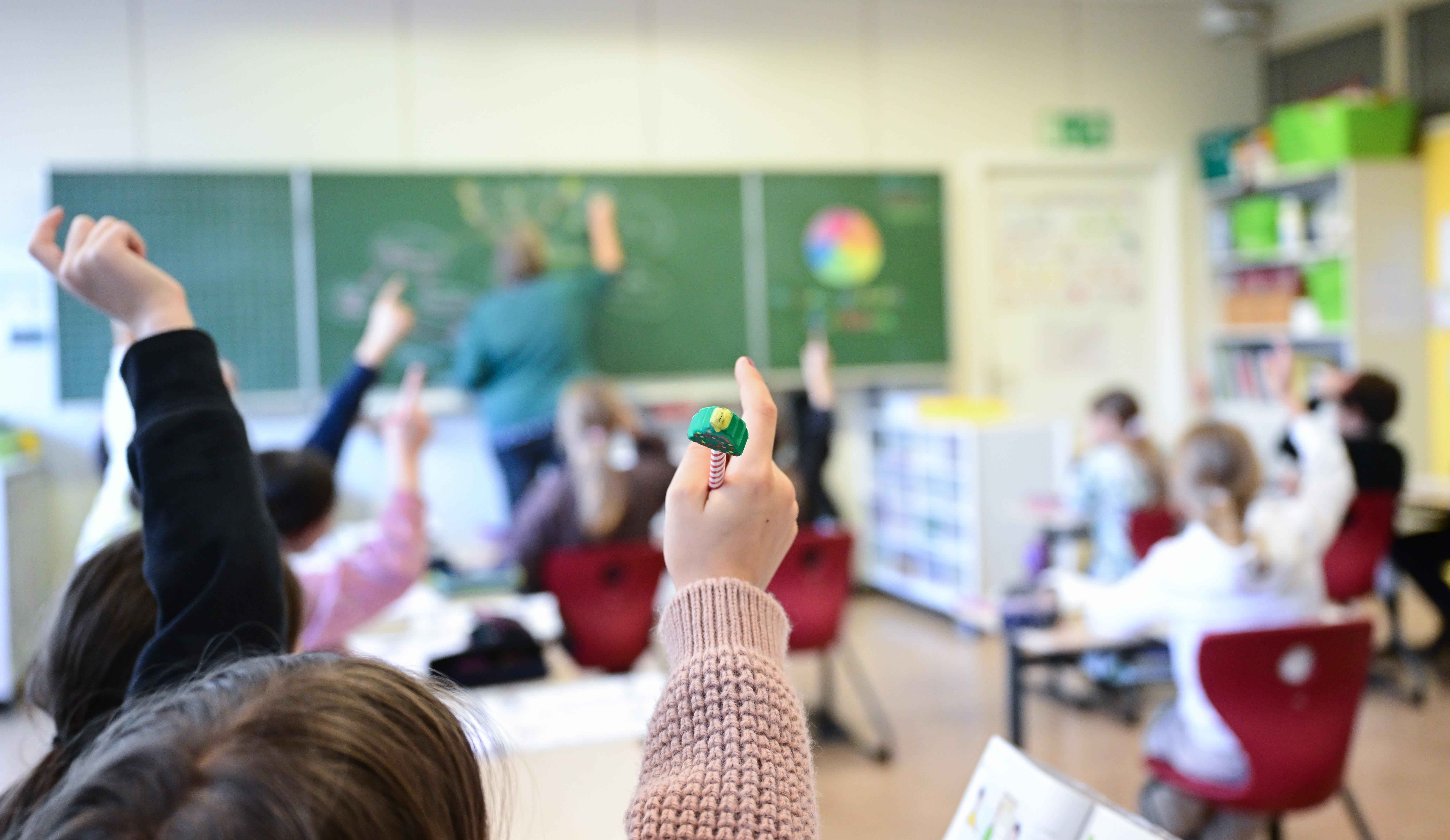 Schüler der vierten Klasse einer Grundschule melden sich